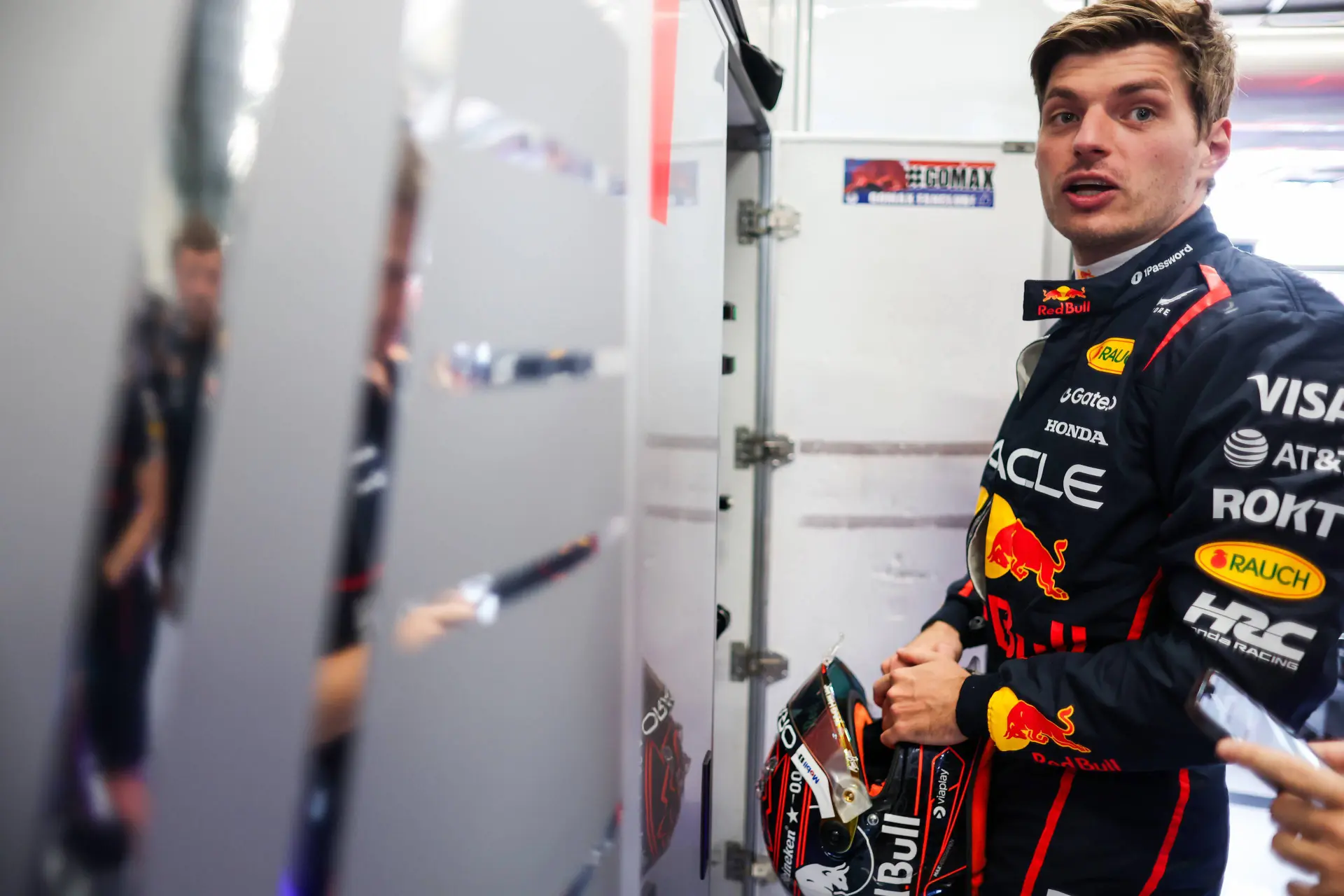 Milde reactie Verstappen zorgt voor weinig verbazing, maar blik Wolff spreekt boekdelen
