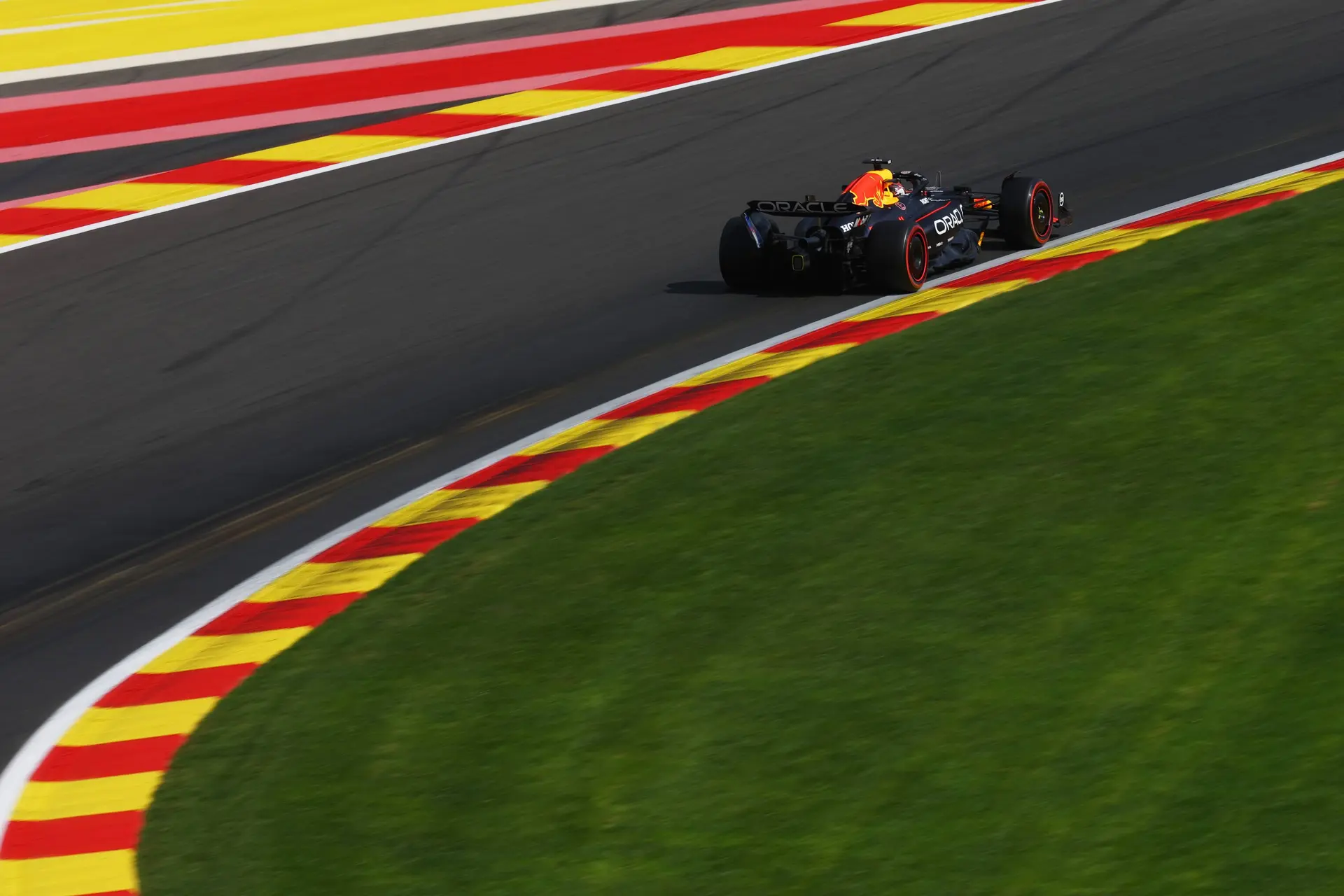 Windsor ziet genoeg voordelen voor Verstappen: 'McLaren heeft best een agressieve keuze gemaakt'