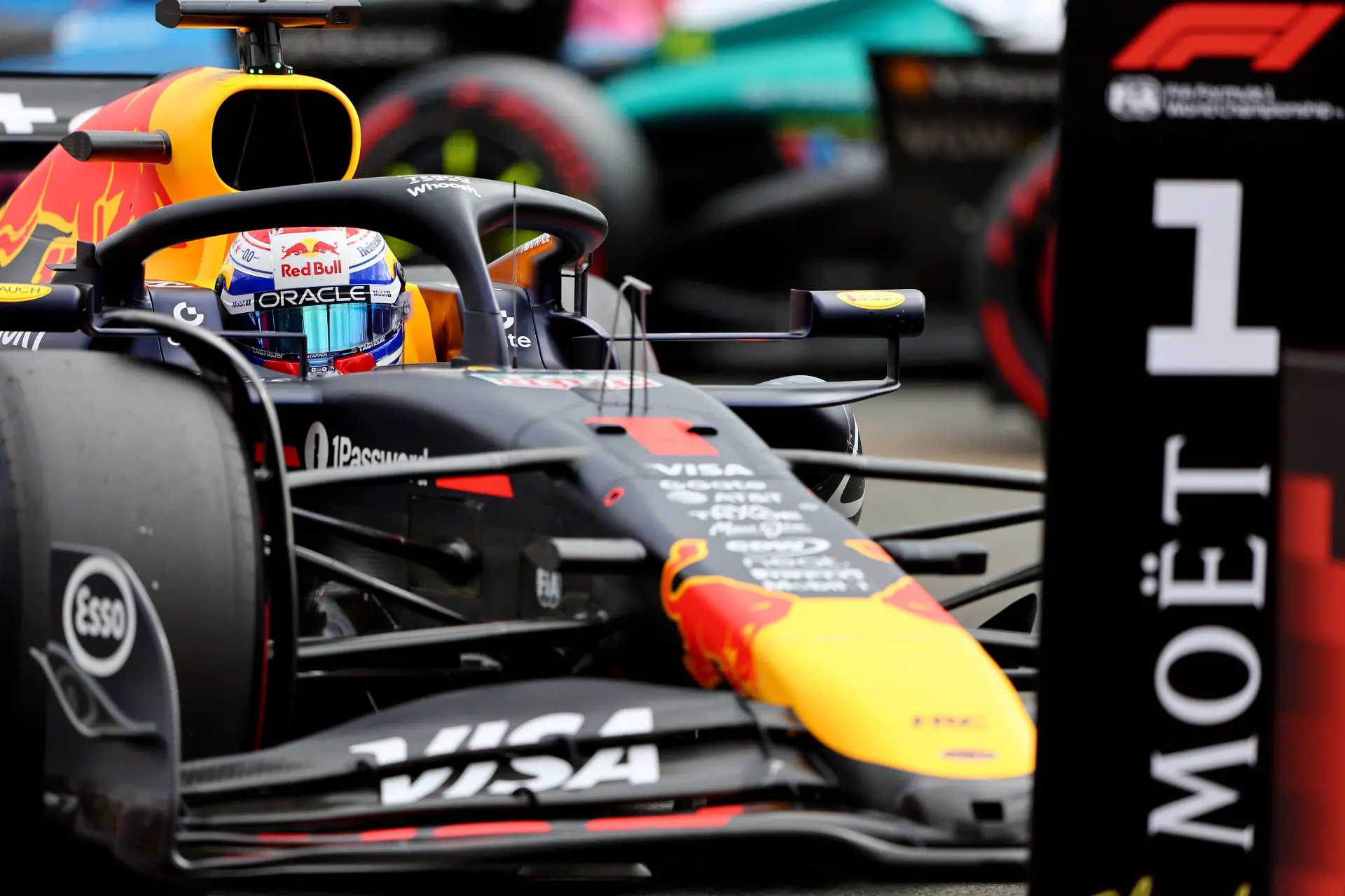 Commentator loopt rood aan en kijkt sprakeloos toe bij Verstappen: 'Wil je geen poker mee spelen'