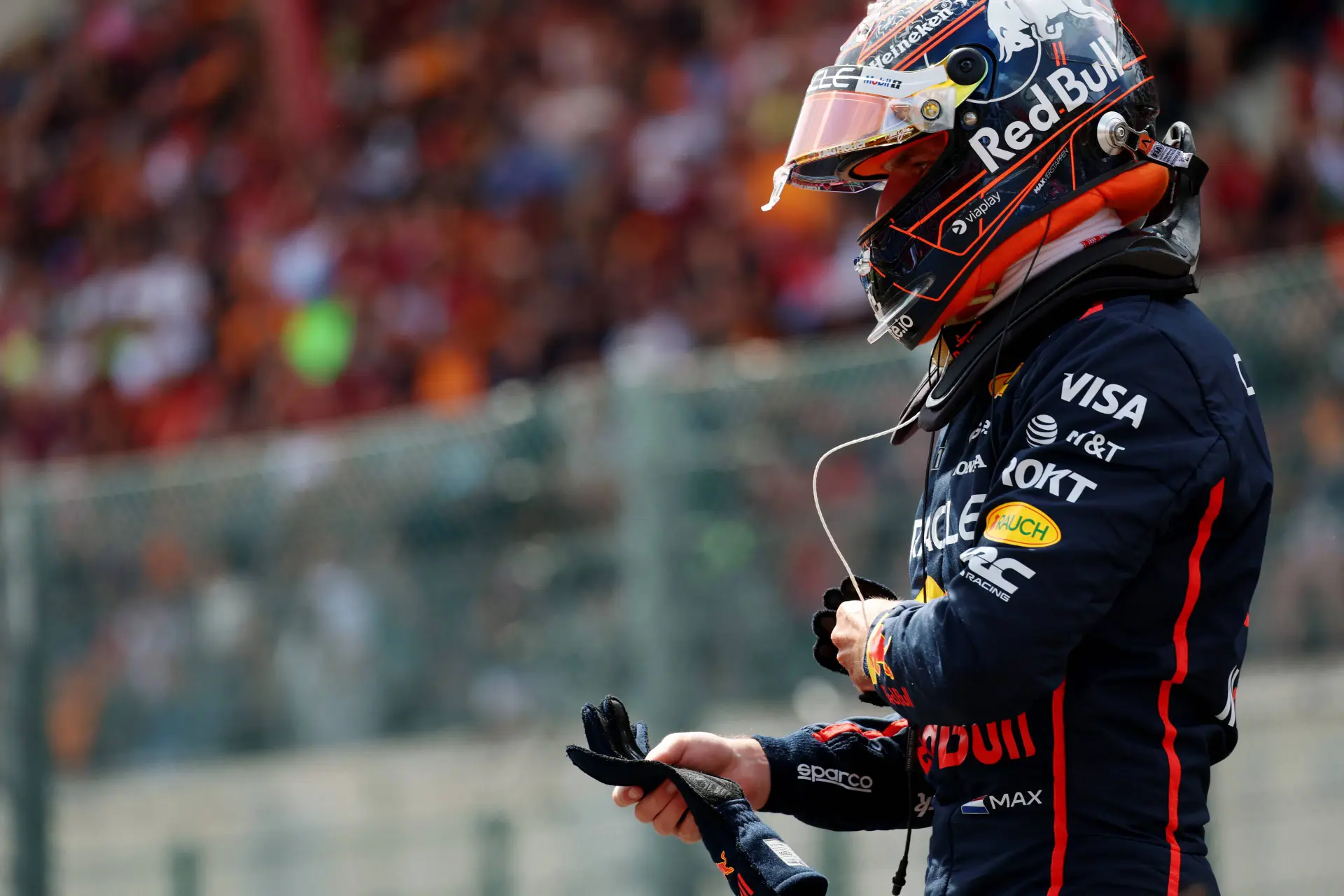 Verstappen wordt gewezen op verbeterde RB21: 'Mag ik hopen, want slechter kon het niet'