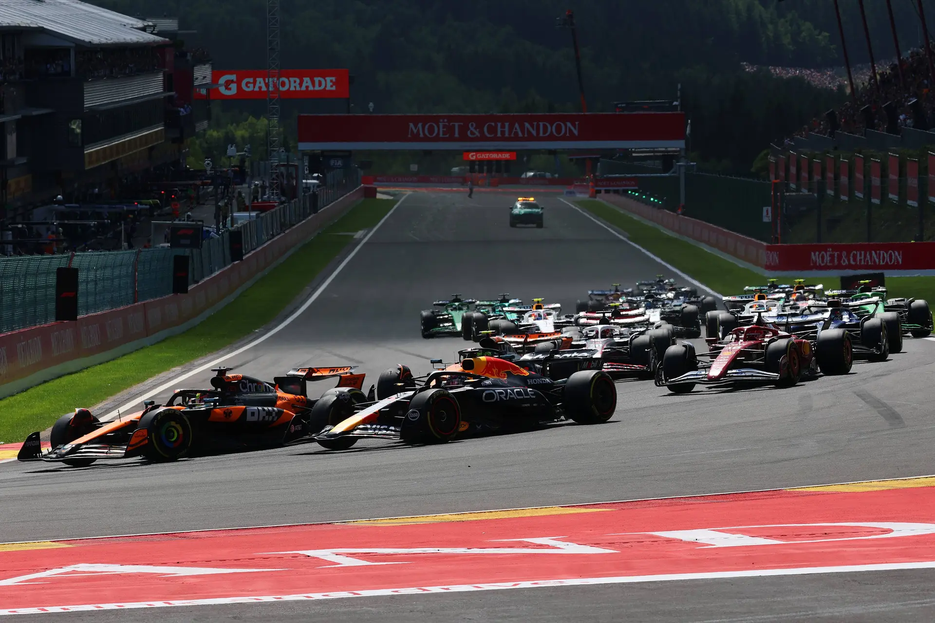 Mercedes en Ferrari strijden om overwinning in Spa, Verstappen aast op verrassingsaanval