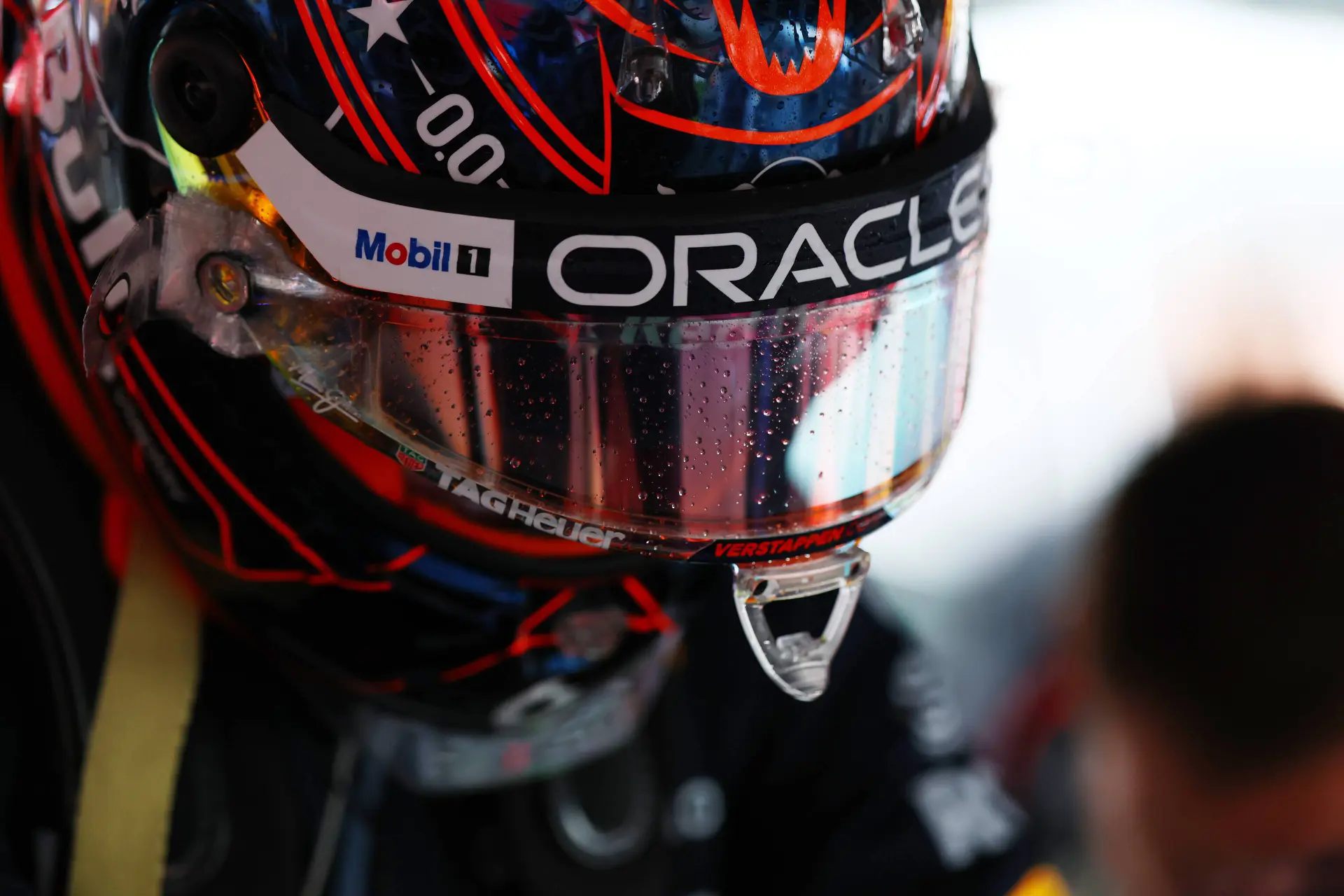 Oud-kampioen luistert met brede lach naar Verstappen: 'Meest gestoorde coureur van allemaal'