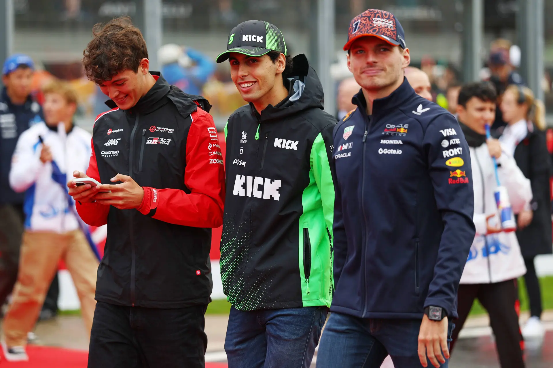 Vier jonge collega's van Verstappen in prachtig gesprek: 'Max is de vader van de rookies!'