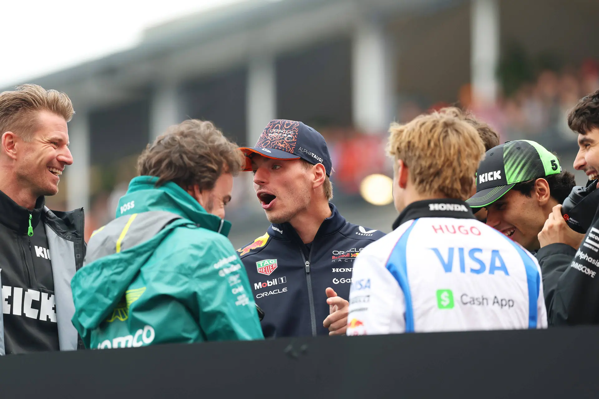 Engeland gelooft steeds meer in Verstappen: 'Hij heeft een bepaald aura gecreëerd'