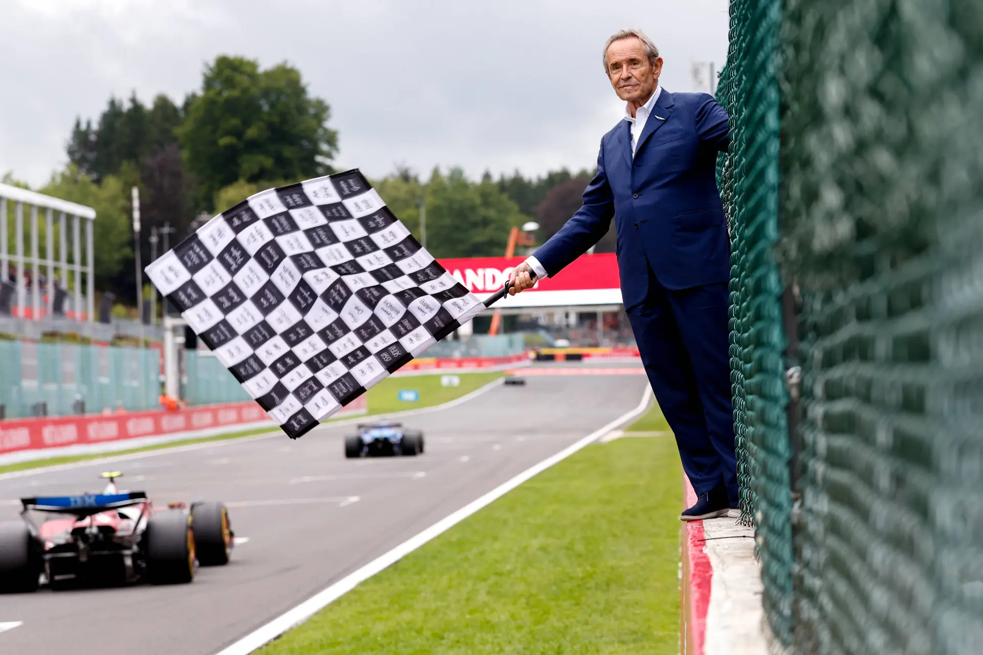 80-jarige racelegende vertelt trots over Verstappen: 'Af en toe zie ik hem wel eens'