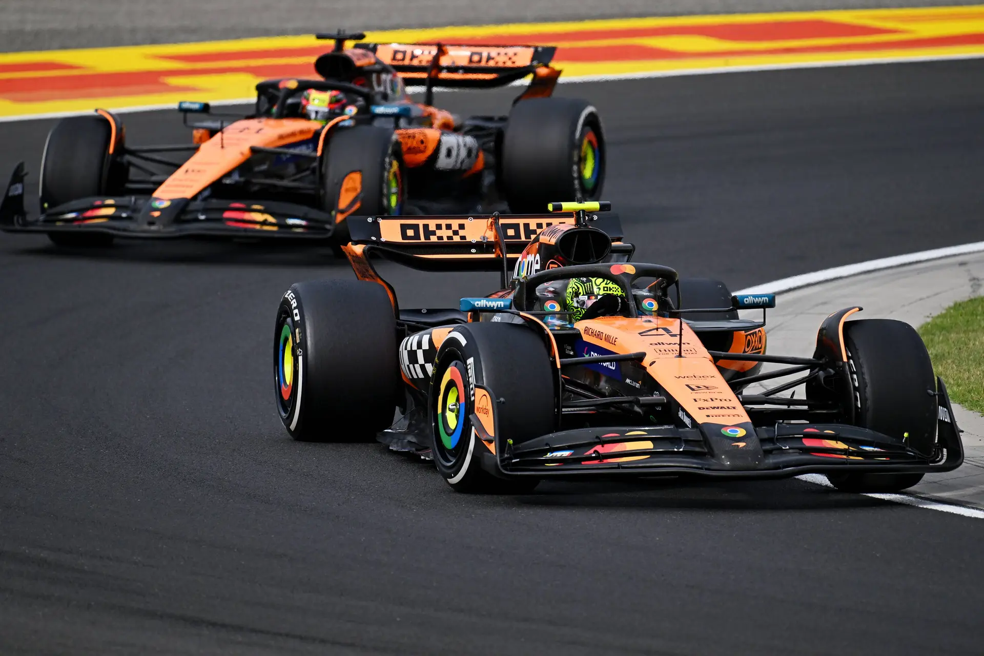 Duits medium haalt reactie van het weekend aan: 'Verstappen lacht McLaren uit'