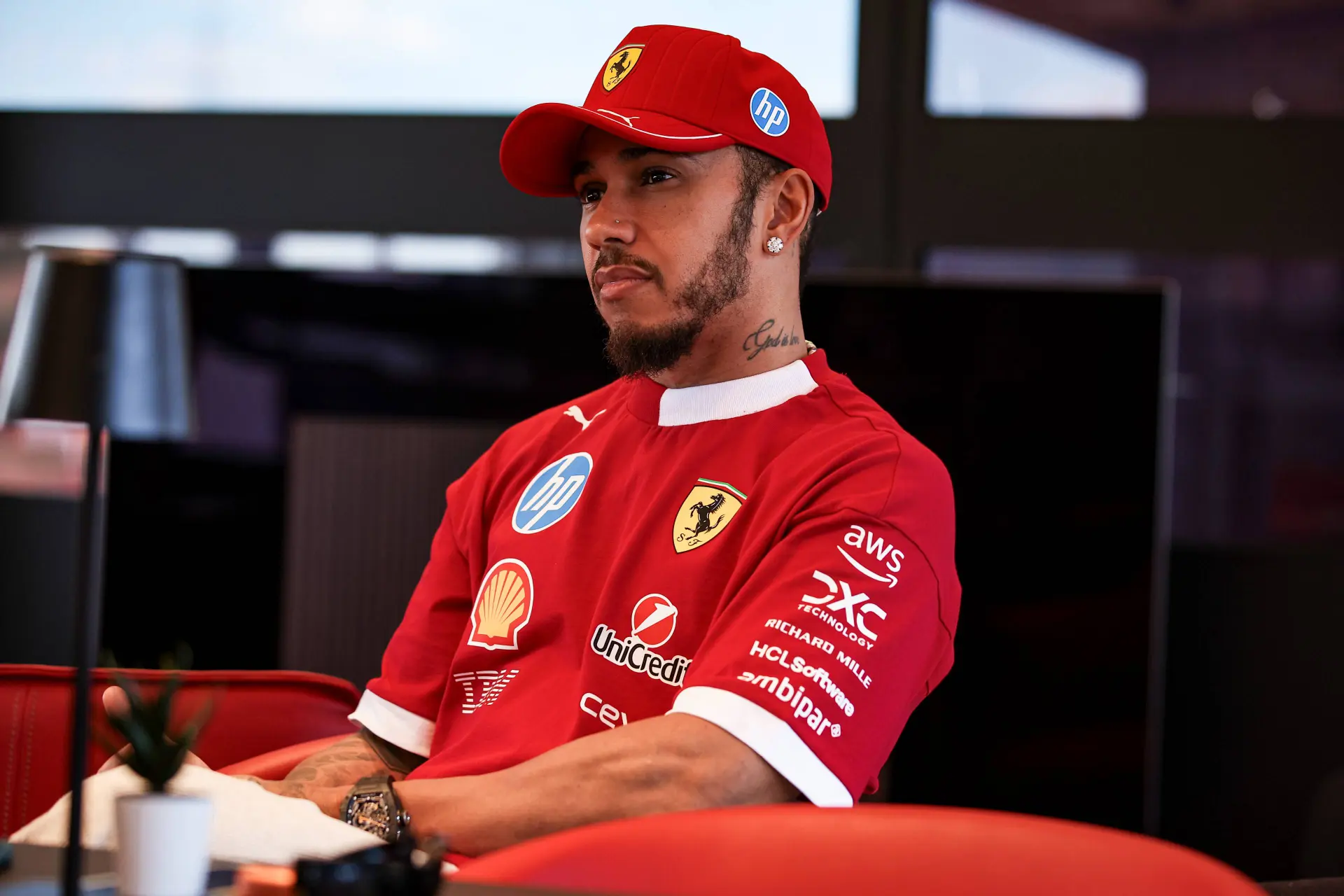 Hamilton laat voor het eerst van zich horen sinds zomerstop