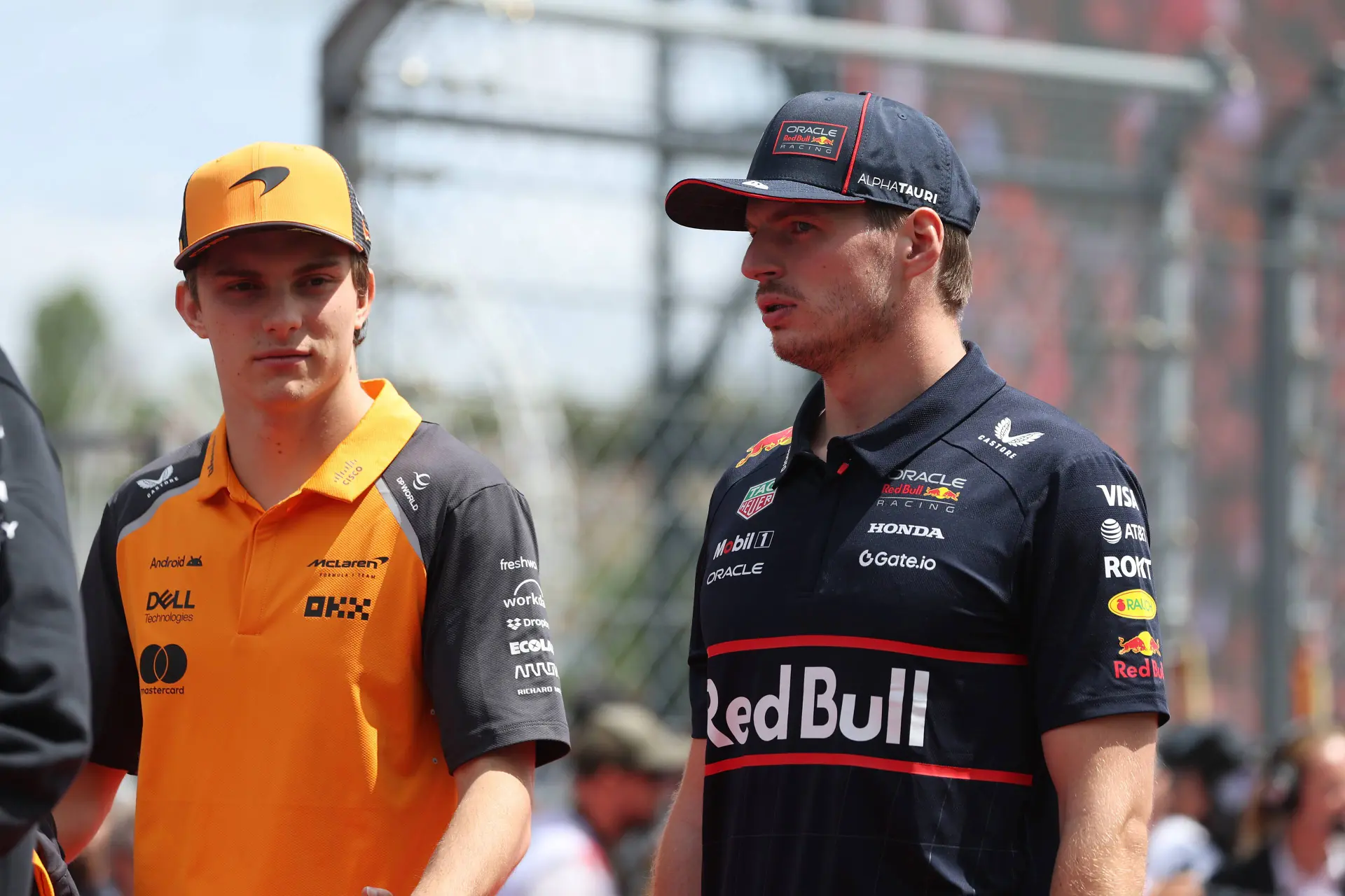 Piastri trapt in Verstappens val in cruciale openingsfase die kippenvelmoment opleverde