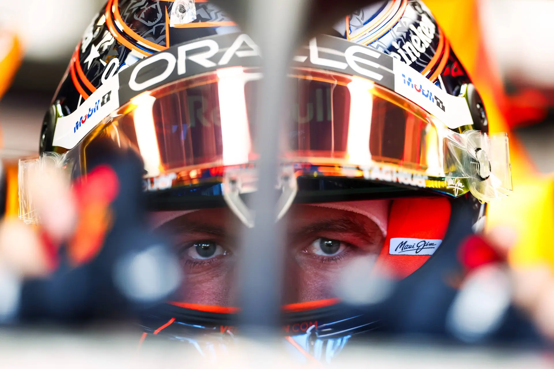 Coronel grijnst na vraag over Nürburgring-deelname Verstappen: ‘Hij moet eerst zijn A-brevet halen'