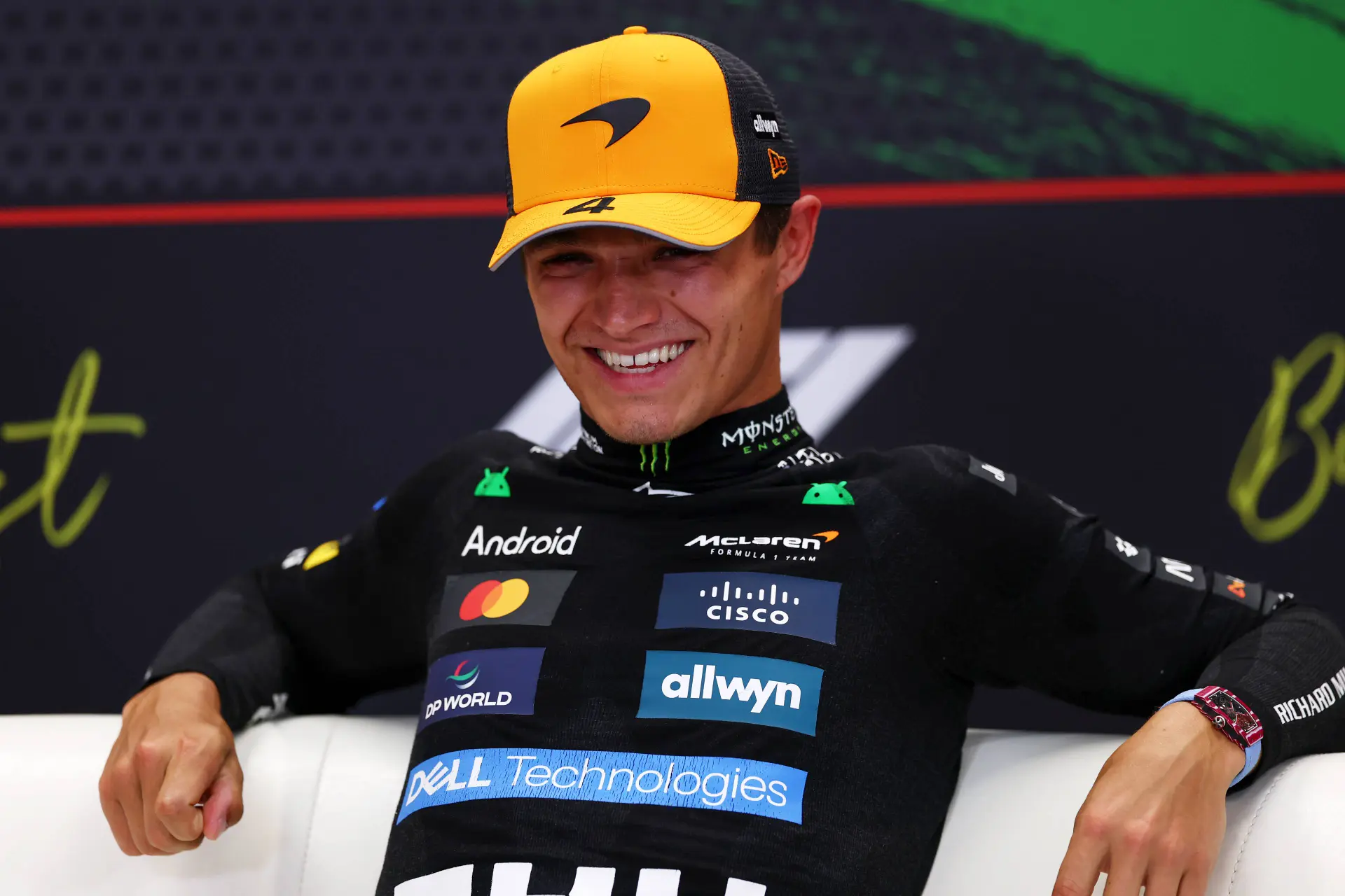 Verstappen volslagen kansloos in Hongarije, Norris verschalkt Piastri
