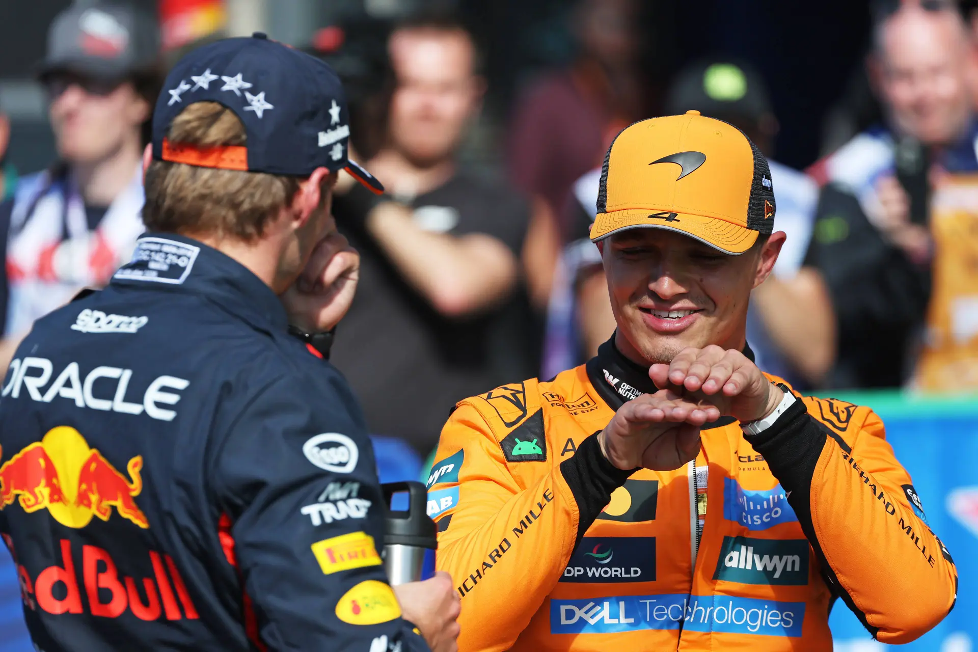 Verstappen en Norris met prachtig onderonsje: 'Vol in die auto van Piastri boren!'