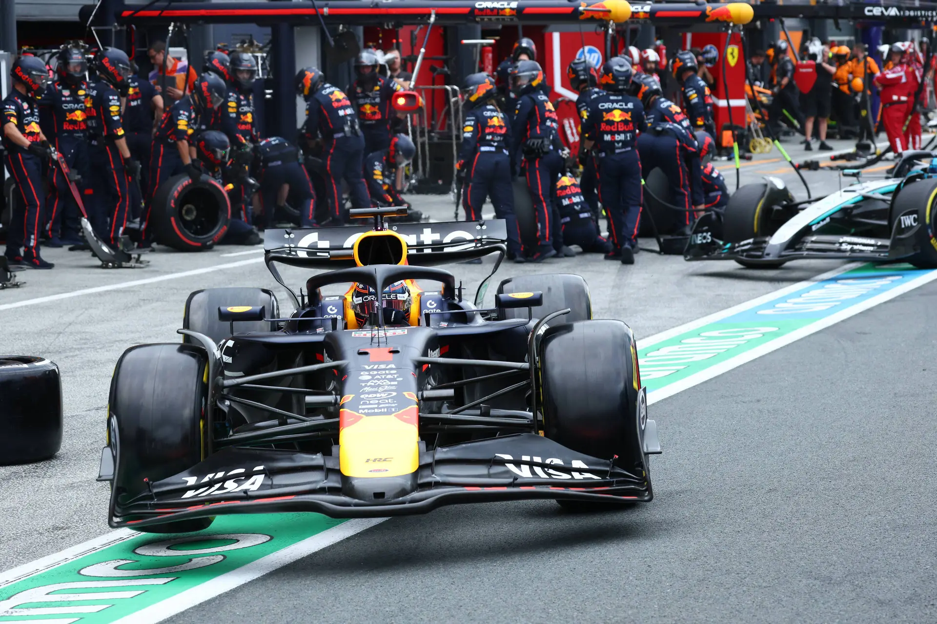 Red Bull geeft toe perplex te staan vanwege Verstappen: 'Petje af hiervoor!'