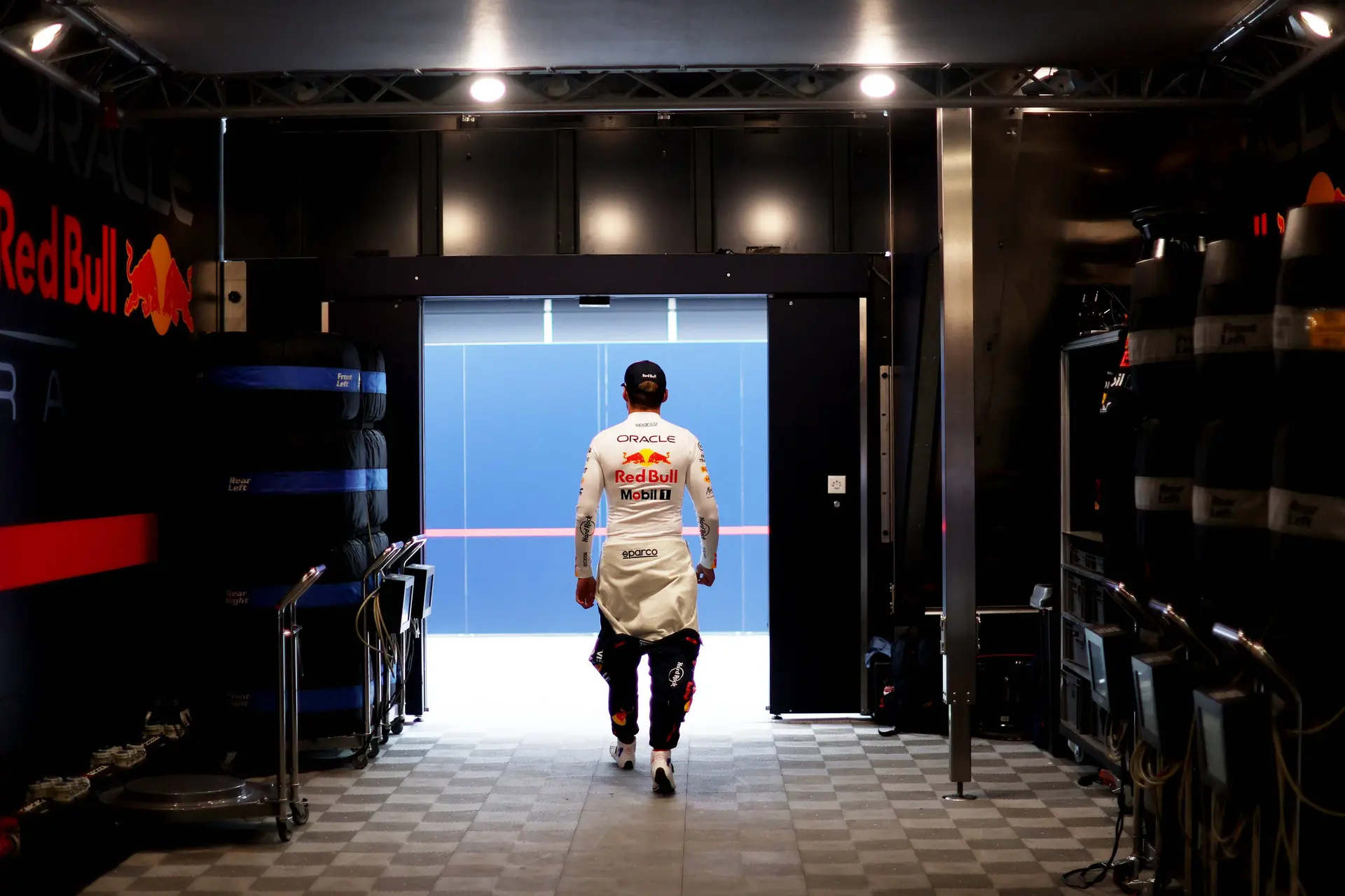 De race van Verstappen | Mekies voelde zich verplicht om excuses aan te bieden: 'Sorry, Max'