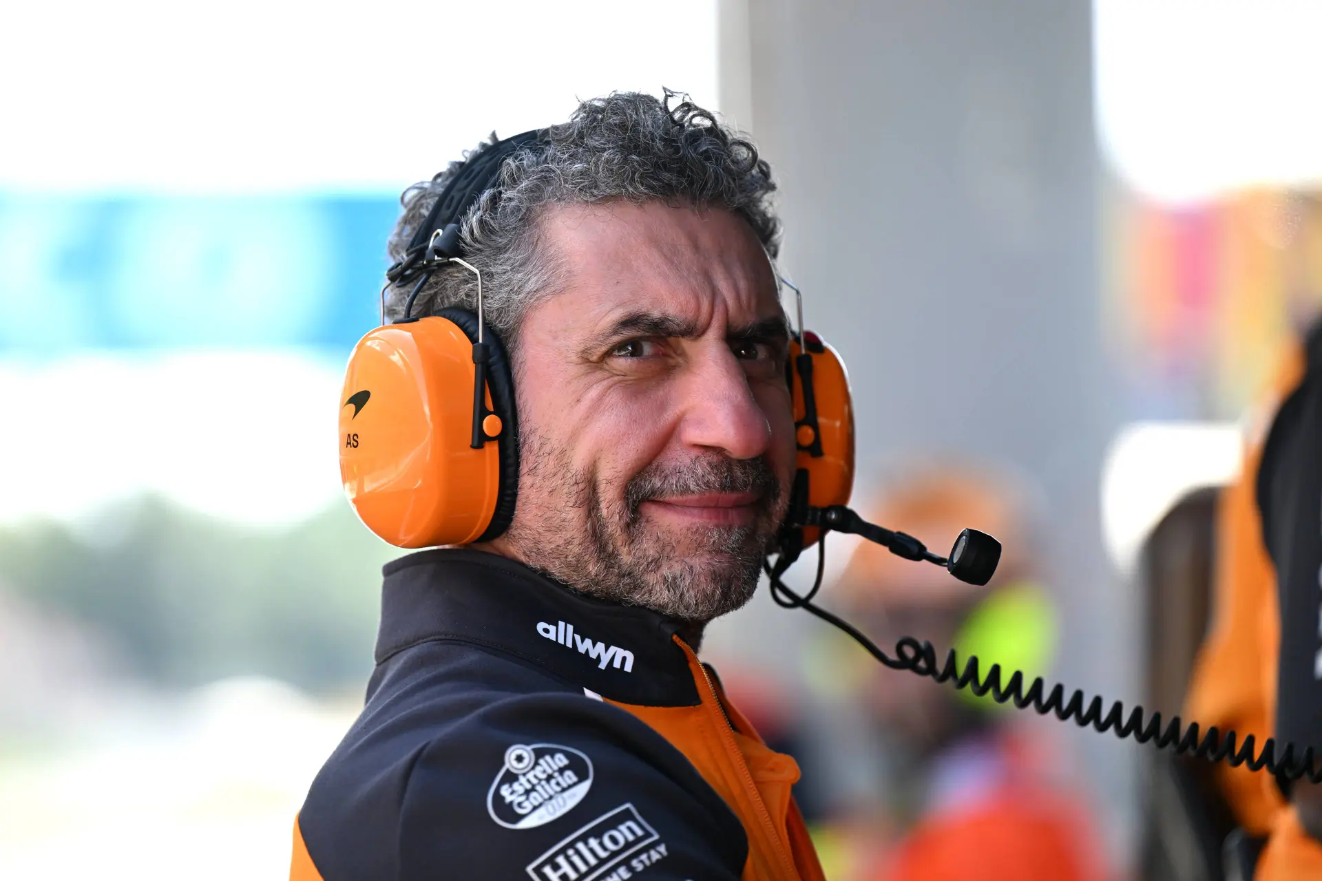 Mol deelt complottheorie over McLaren: 'Zak Brown staat met een dikke smile op de foto'