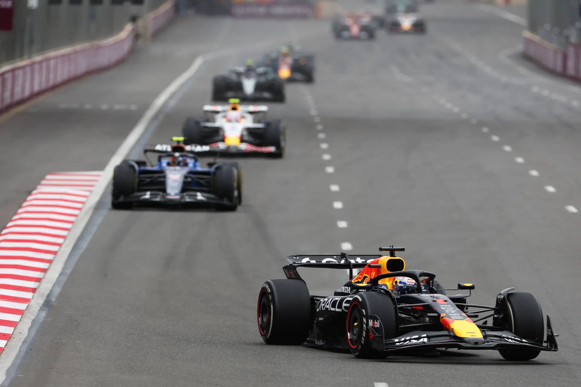 Bijzonder patroon te zien in Verstappens slimme safety car-herstarts: zo leest hij de concurrentie