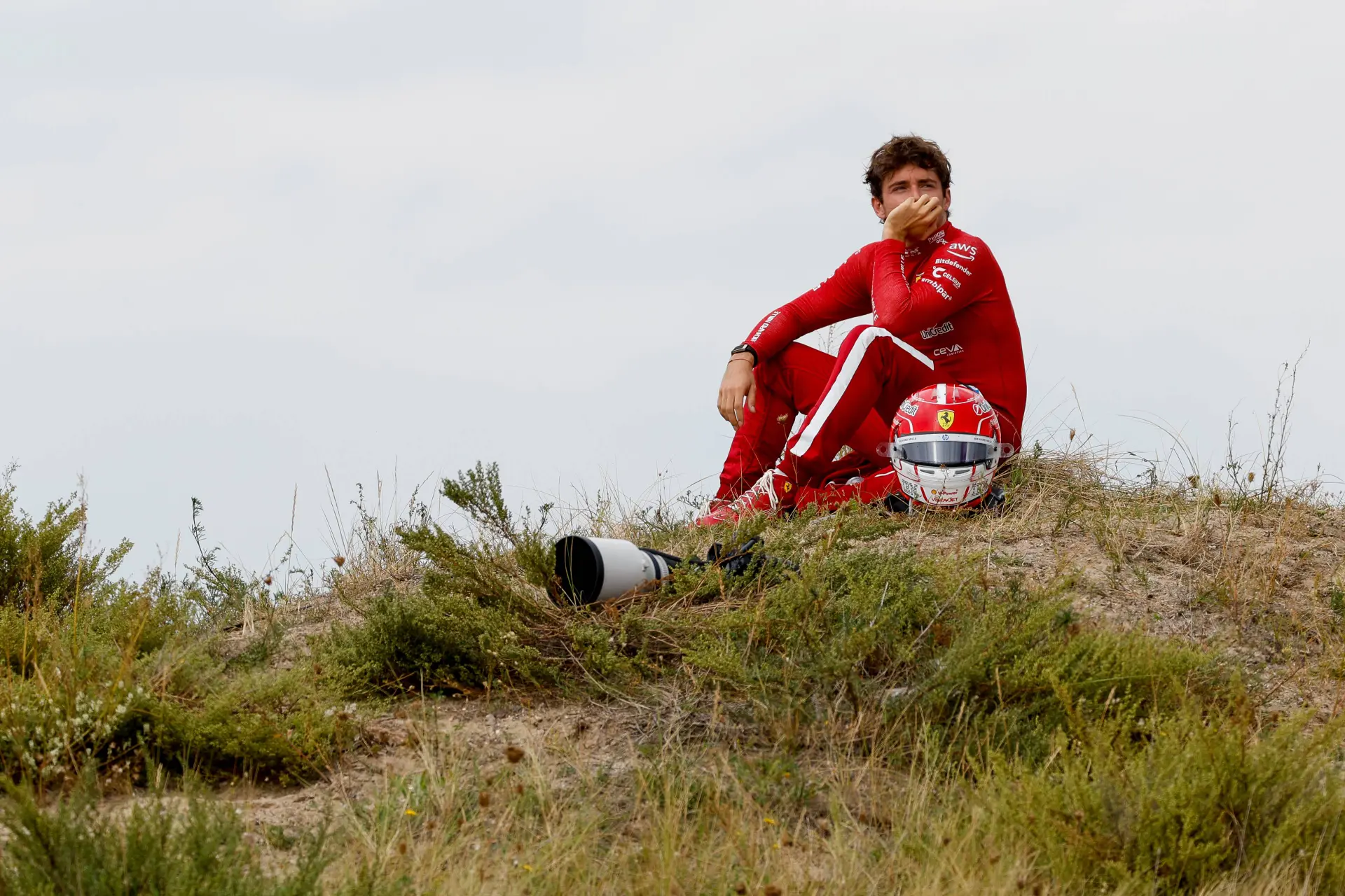 Leclerc lacht om beelden op Zandvoortse duinen: 'Langs de tribune lopen was een uitdaging op zich'