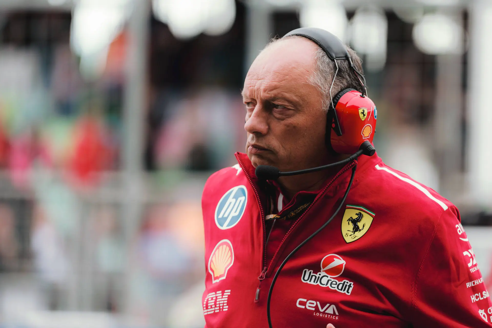 Ferrari neemt Hamilton in bescherming: 'Hij is ervaren genoeg om niet achterom te kijken'