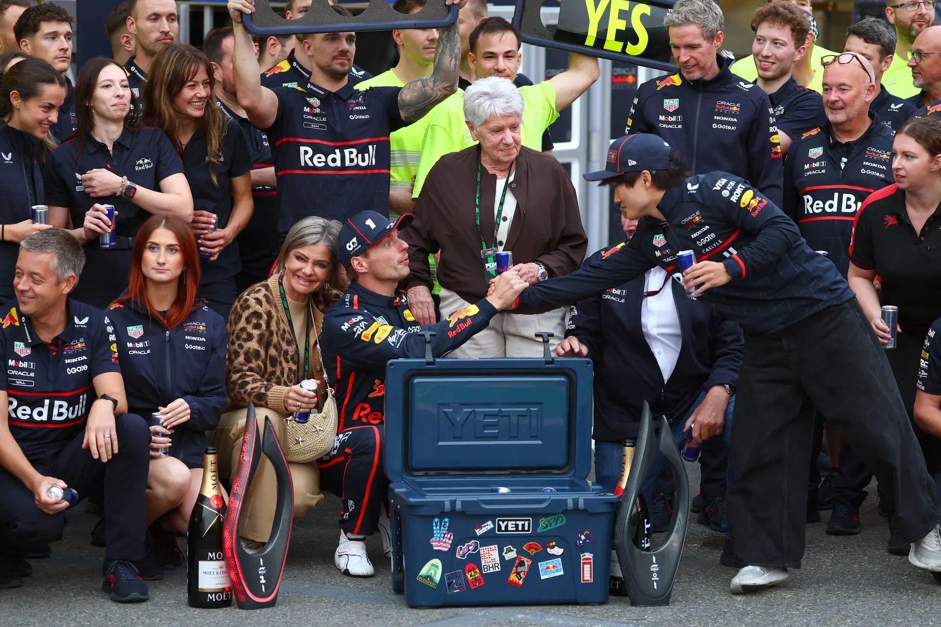 F1-commentator kijkt ontroerd naar Verstappen: 'Wat een prachtig beeld!'