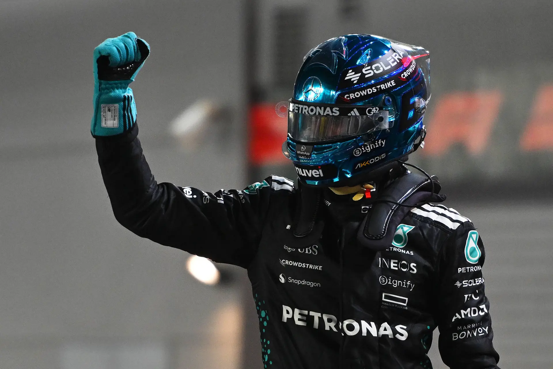 Russell heerst in Singapore, Verstappen overleeft aanval van McLaren met dubieuze actie van Norris