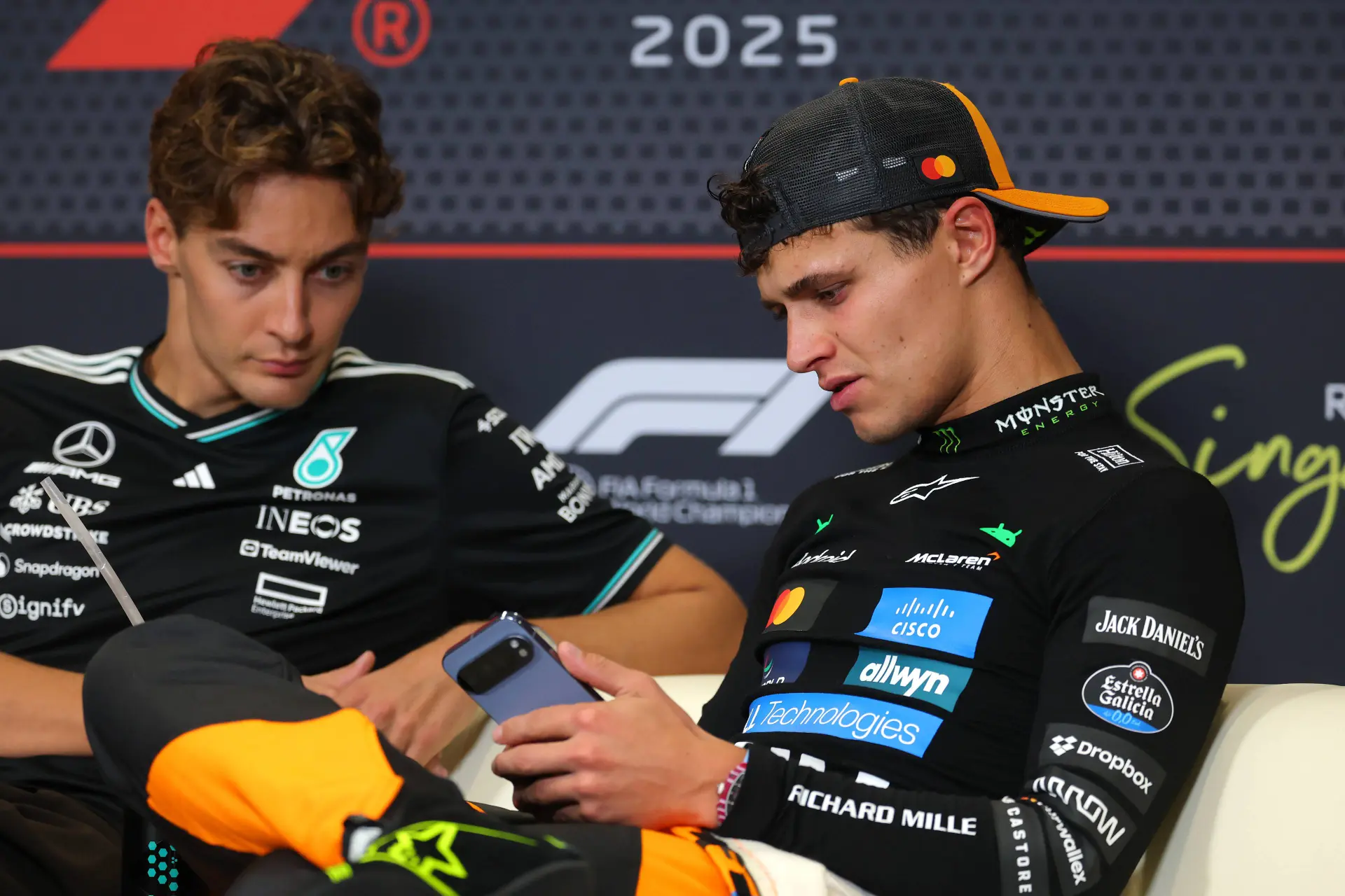 Russell en Norris komen met elkaar in discussie: 'Ik probeer je juist kampioen te maken!'