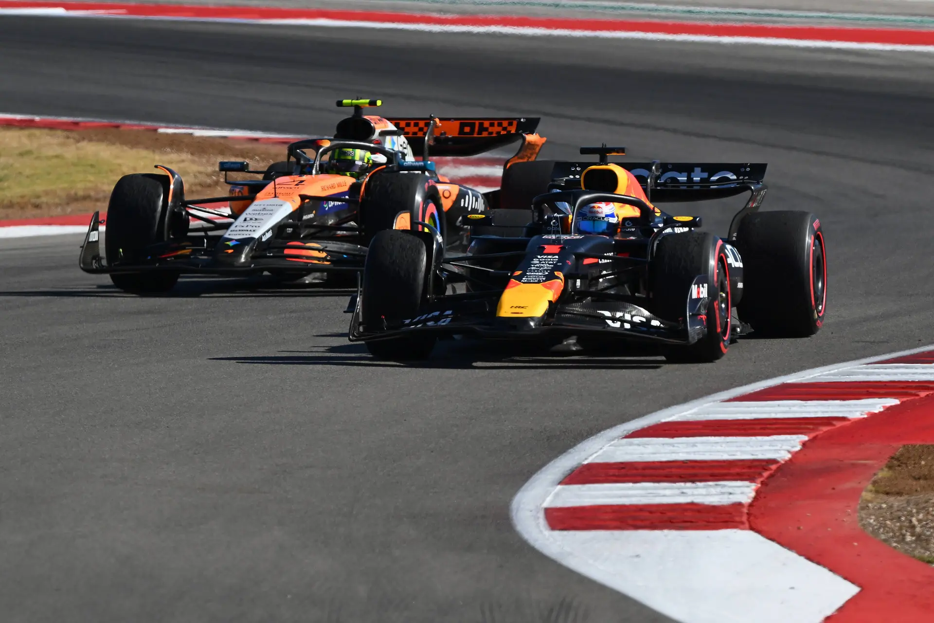 McLaren-coureurs zijn gewaarschuwd voor Verstappen: 'Hamilton begint dat nu ook tegen hen te roepen'
