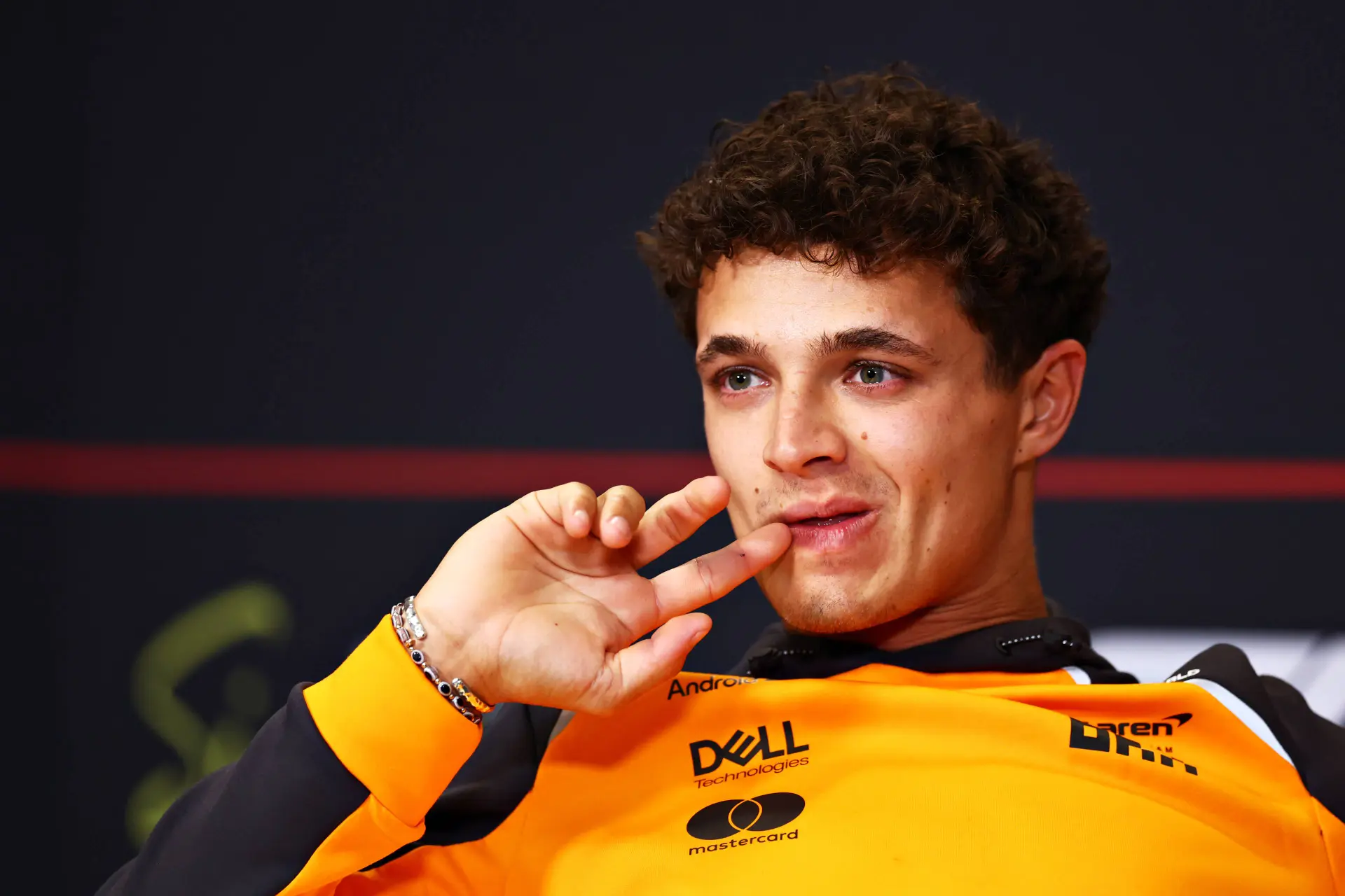 Norris maakt zich niet druk om incident met Leclerc: 'Het kost het team wat geld, dat is alles'