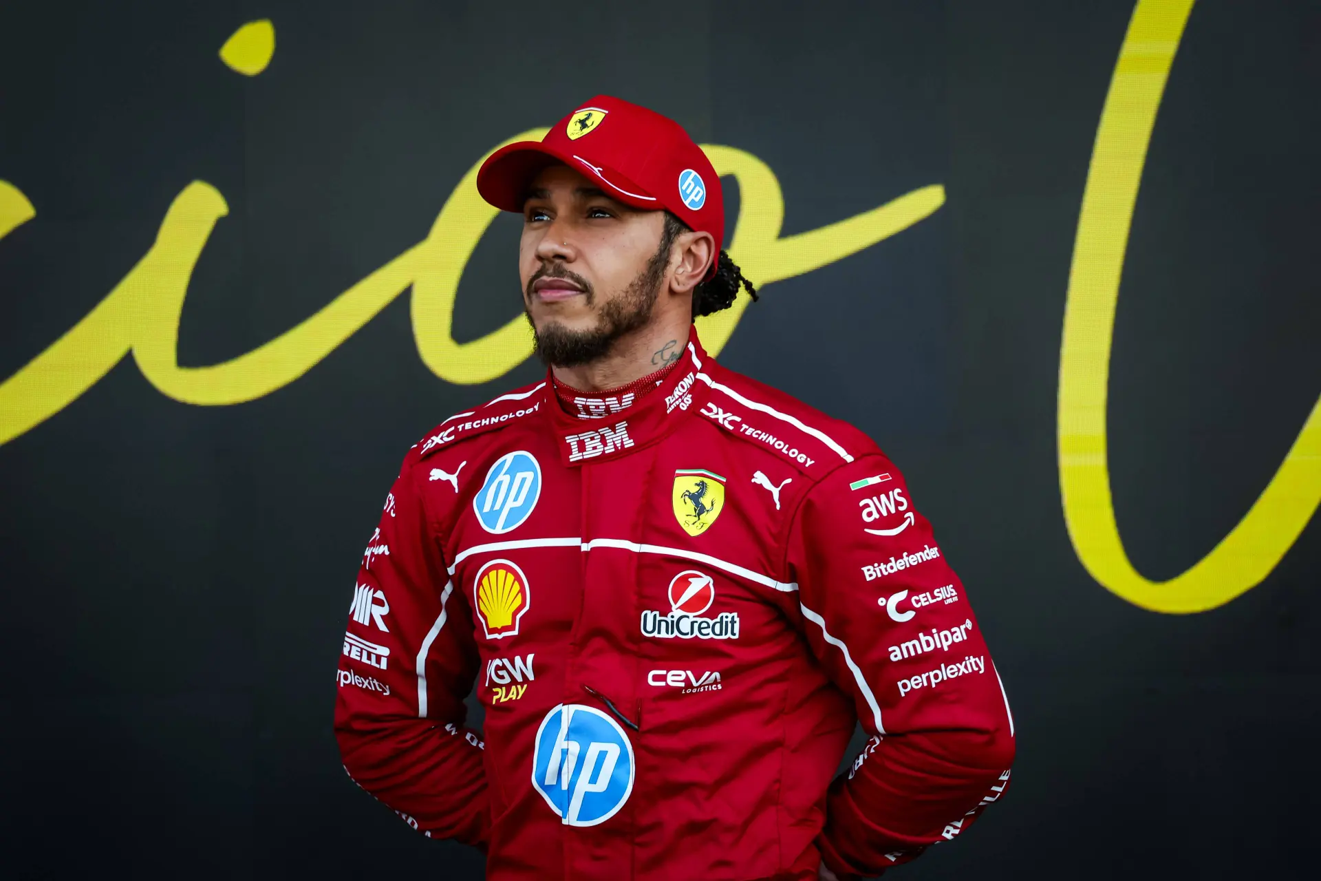 Hamilton ontvangt kritiek na calimerogedrag: 'Hij moest vreselijk wennen aan Verstappen'