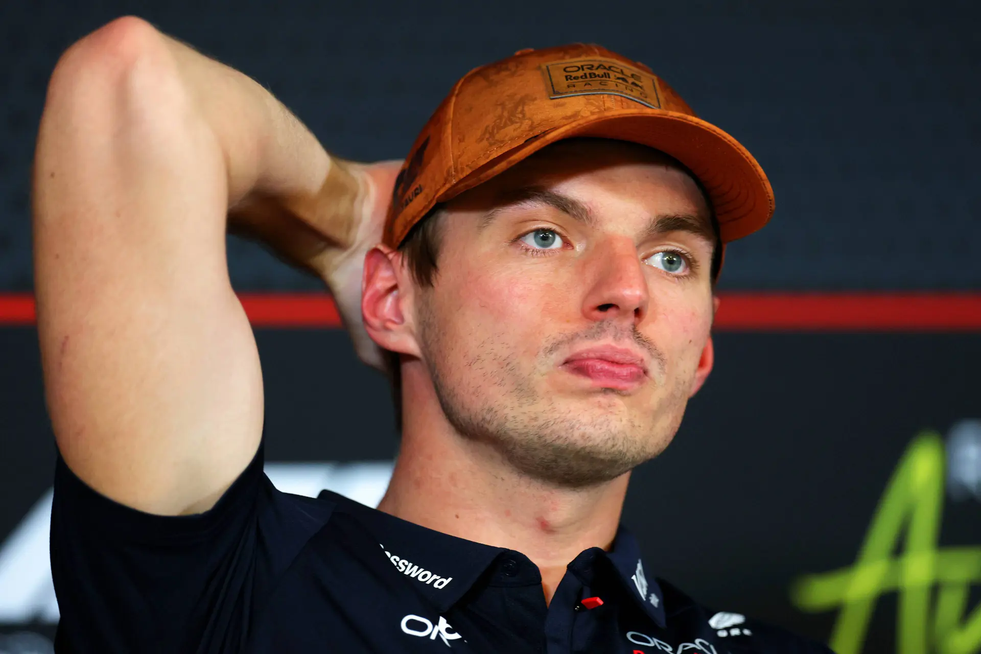 Verstappen laat zich helemaal gaan na debacle in Canada: "Ik denk dat ik een nieuwe rug ga bestellen"