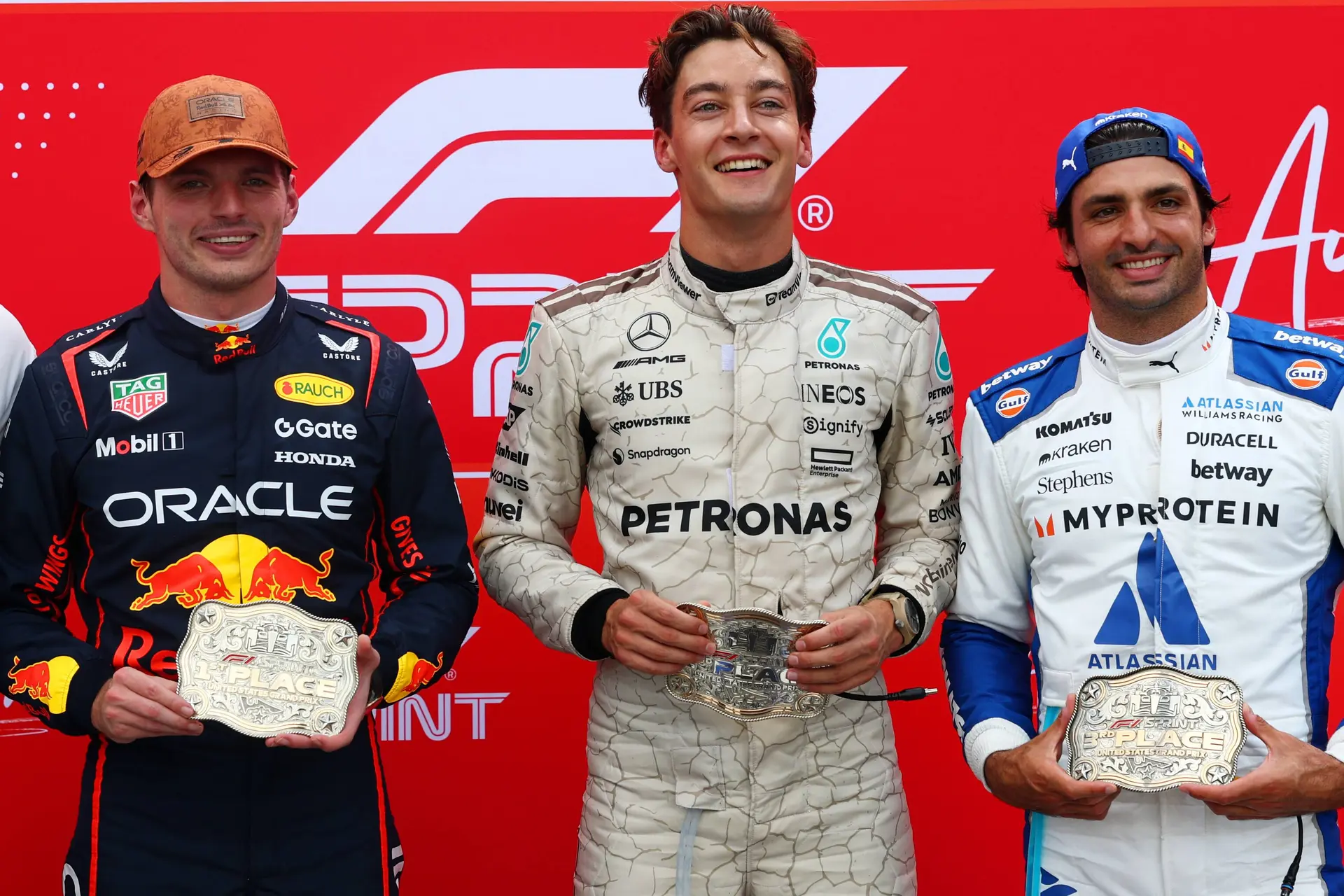 Russell heeft geen spijt van mislukte inhaalactie op Verstappen: 'Zou het morgen weer doen'