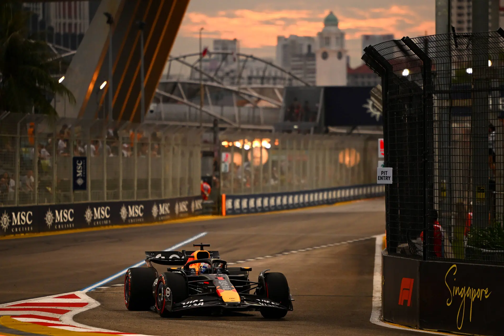 F1TV-analisten keken elkaar aan na Verstappens ronde: 'Deed typische Max-dingen in deze sessie'