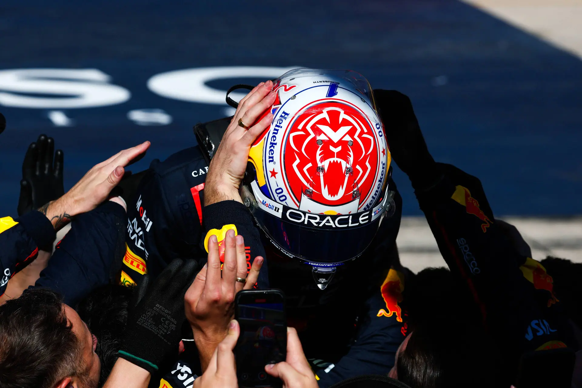 Mol haalt internationale krantenkop aan na wereldrit Verstappen: 'Waanzinnige tekst'