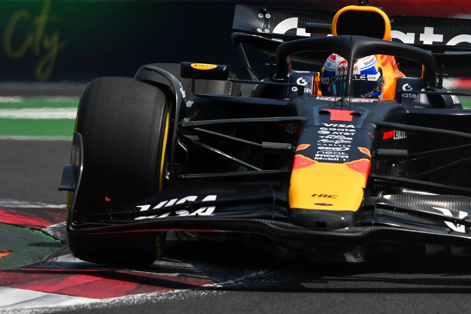 Verstappen haalt gefrustreerd schouders op: 'Heeft geen zin om valse hoop te creëren'