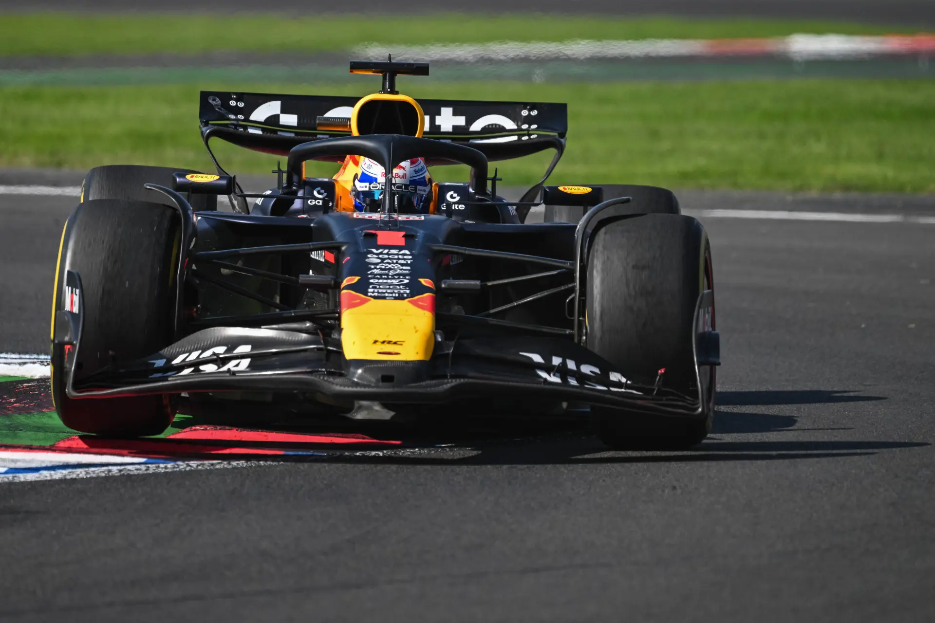Oostenrijkse coureurs omvergeblazen door optreden Verstappen: 'Dat is absoluut waanzinnig'