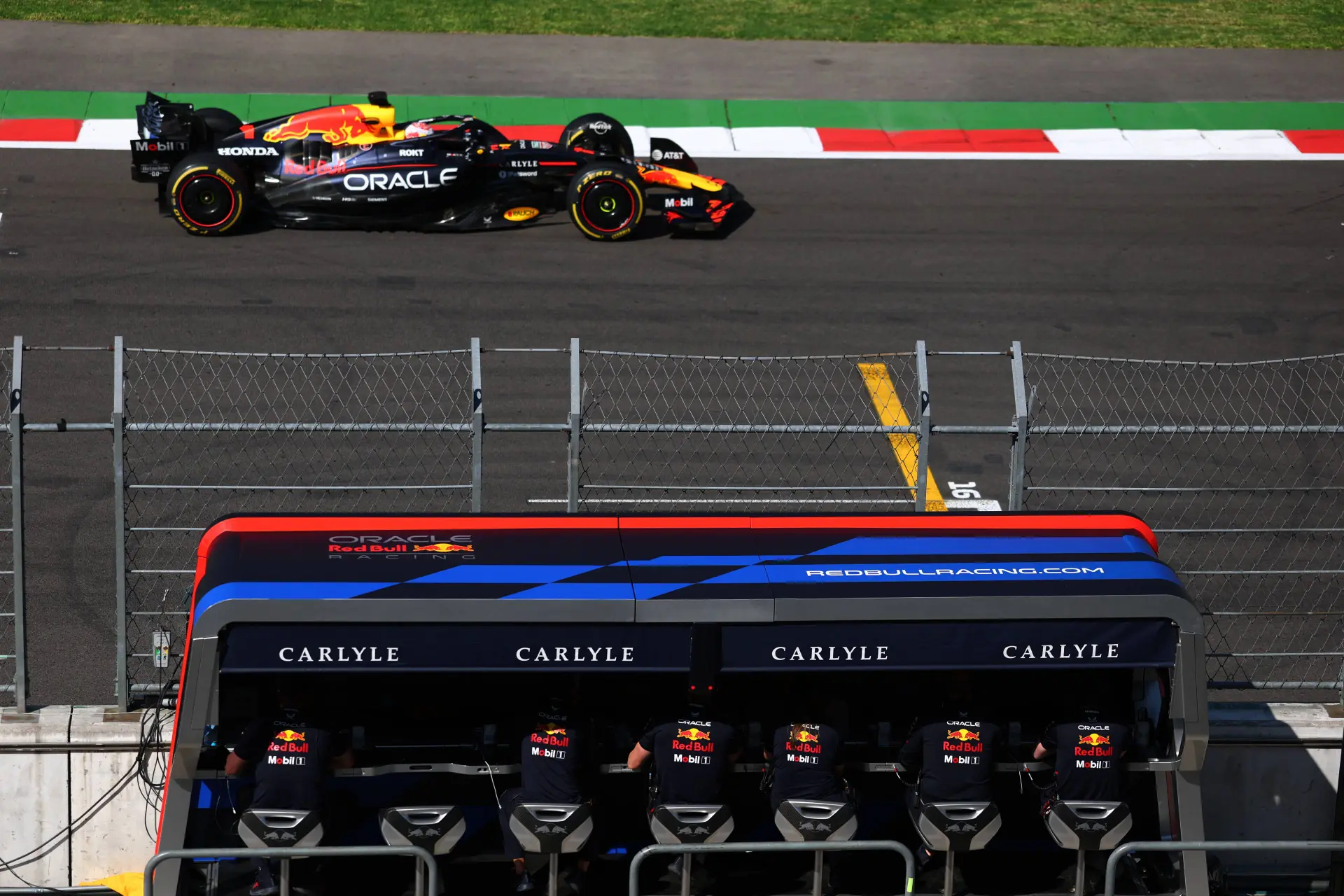 Internationale media loven kalmte bij Lambiase en collega's: 'Daarna vrat Verstappen ze één voor één op'