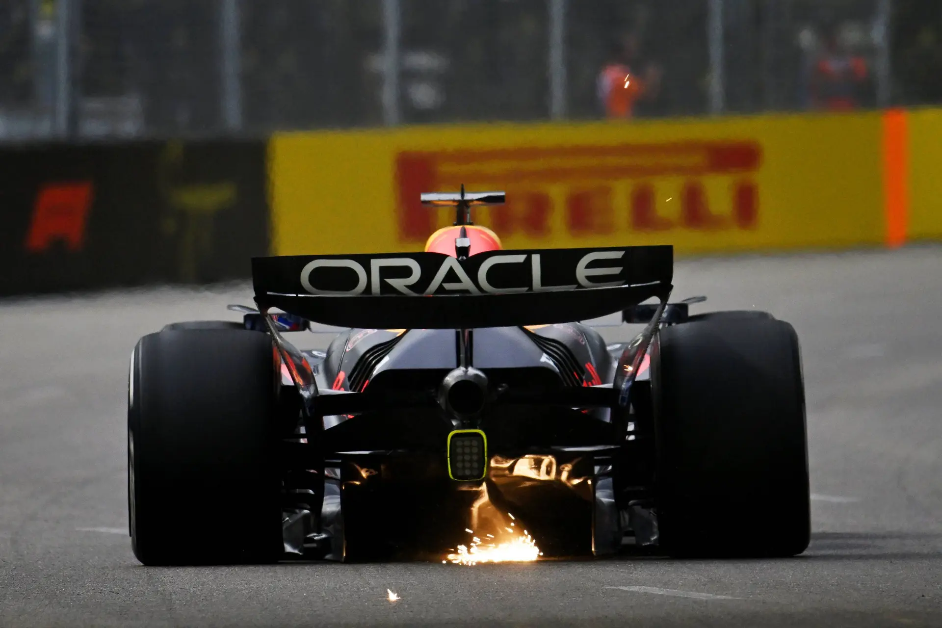 Verstappen op kleine achterstand in chaotische sessie, Norris betrokken bij apart pitstraatincident