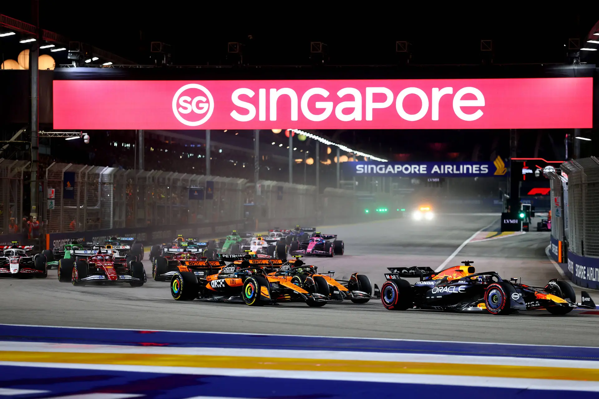 max-verstappen-singapore-race-2025-red-bull-racing-lando-norris-oscar-piastri-start