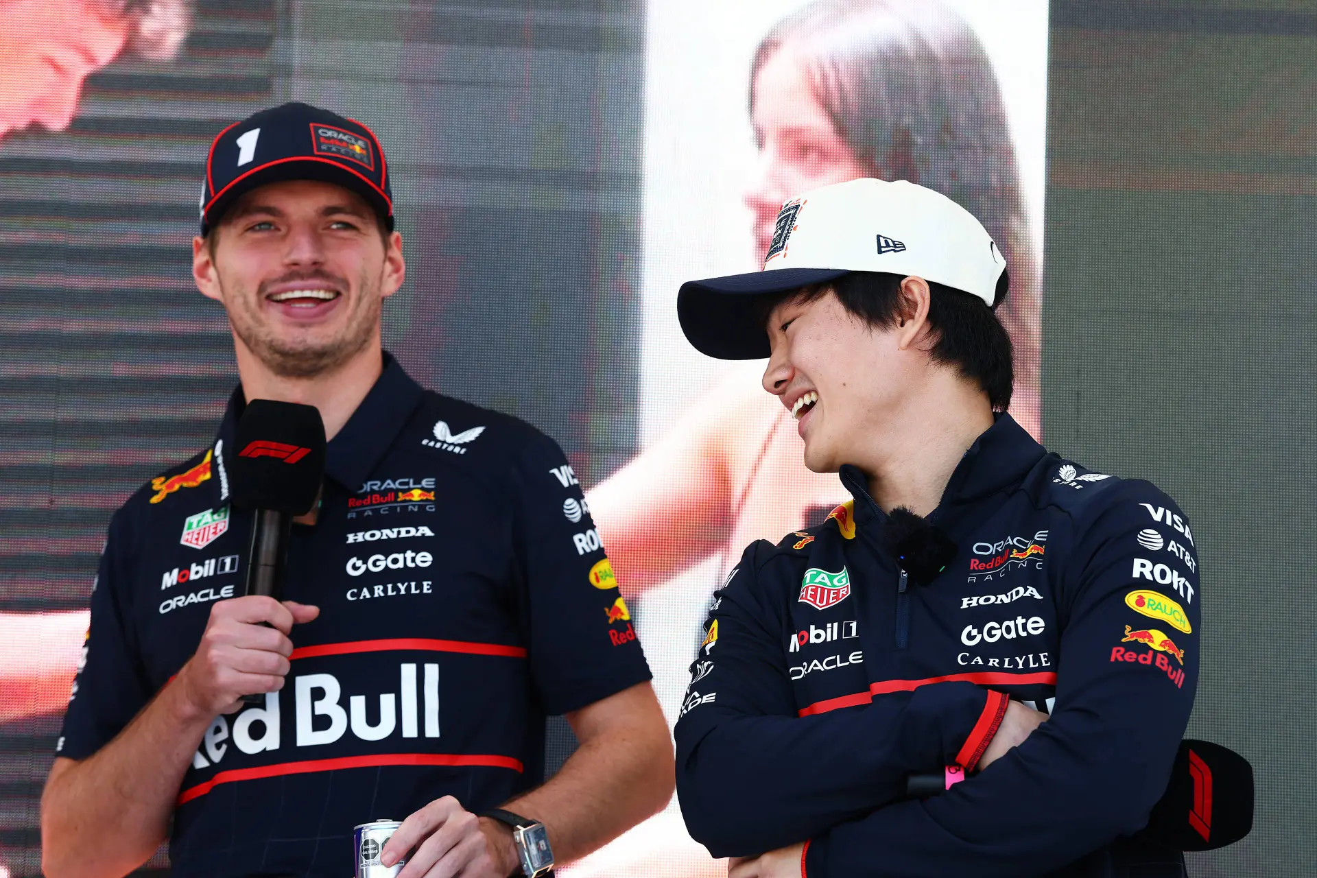 Verstappen schaterlacht om antwoord van Tsunoda: 'Jij ziet er zeker uit als een duiveltje!'