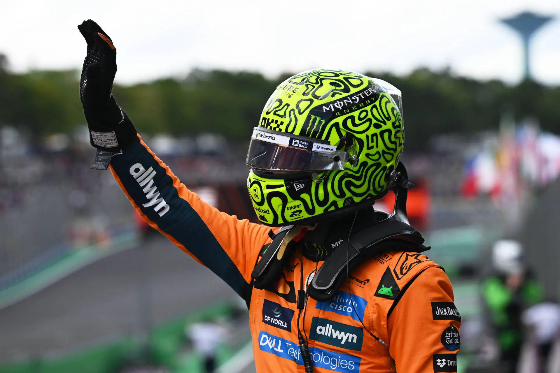 Verstappen via heldenrit vanuit de pitstraat na lekke band naar P2, Norris wint