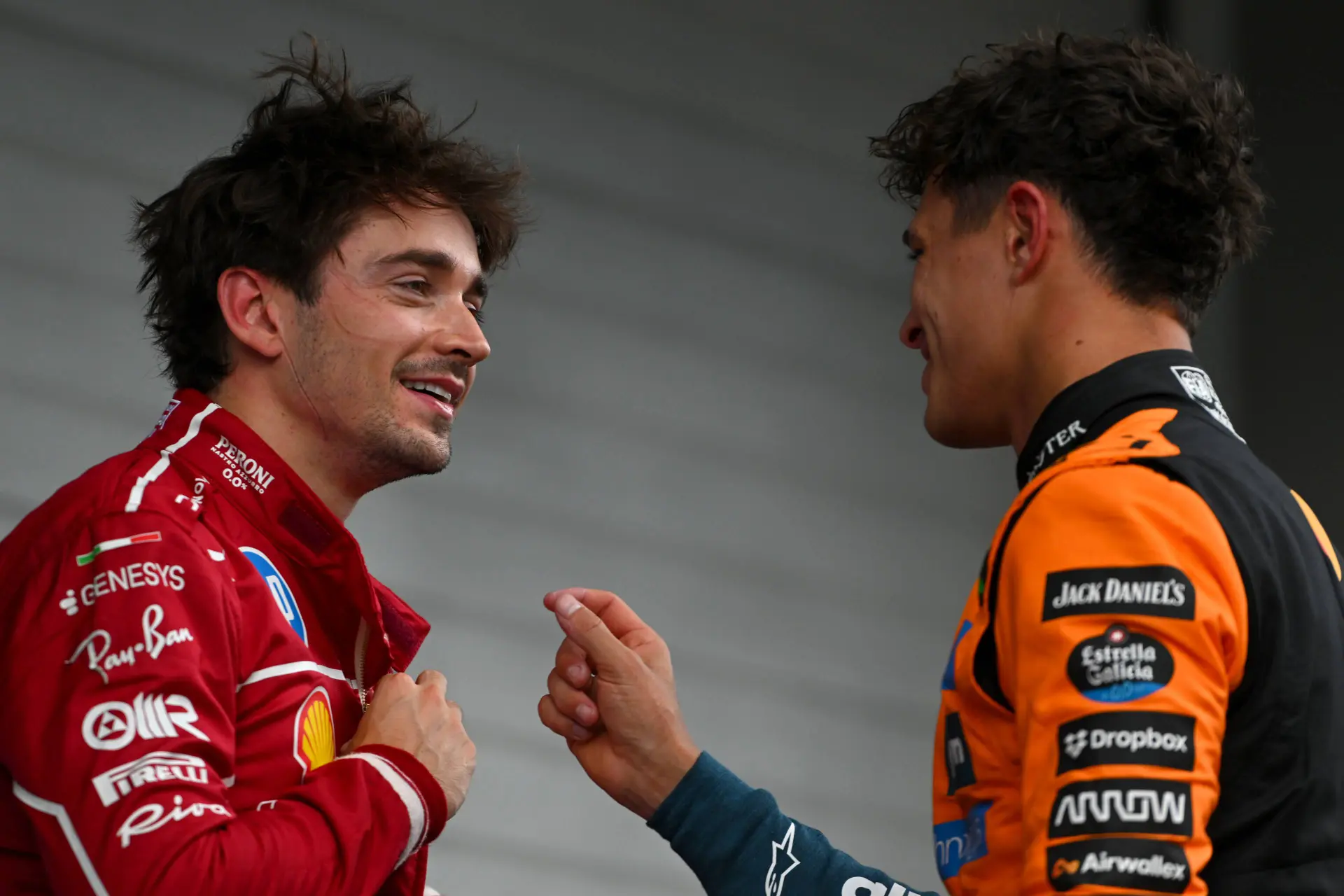 Norris en Leclerc hebben leuk onderonsje: "Oh ja, ik kreeg toen een straf"