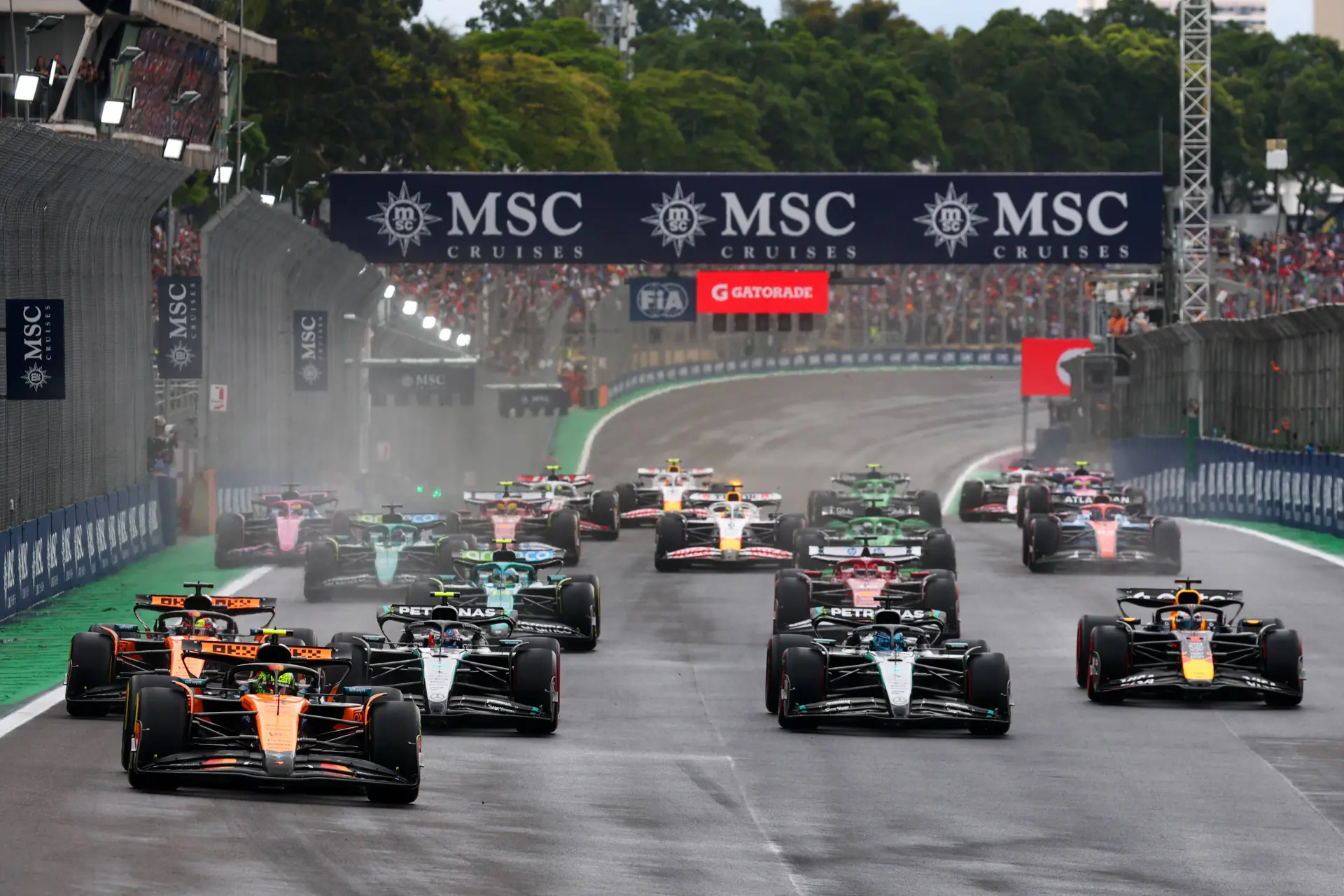 Norris houdt stand in Braziliaanse chaos, Verstappen beperkt de schade