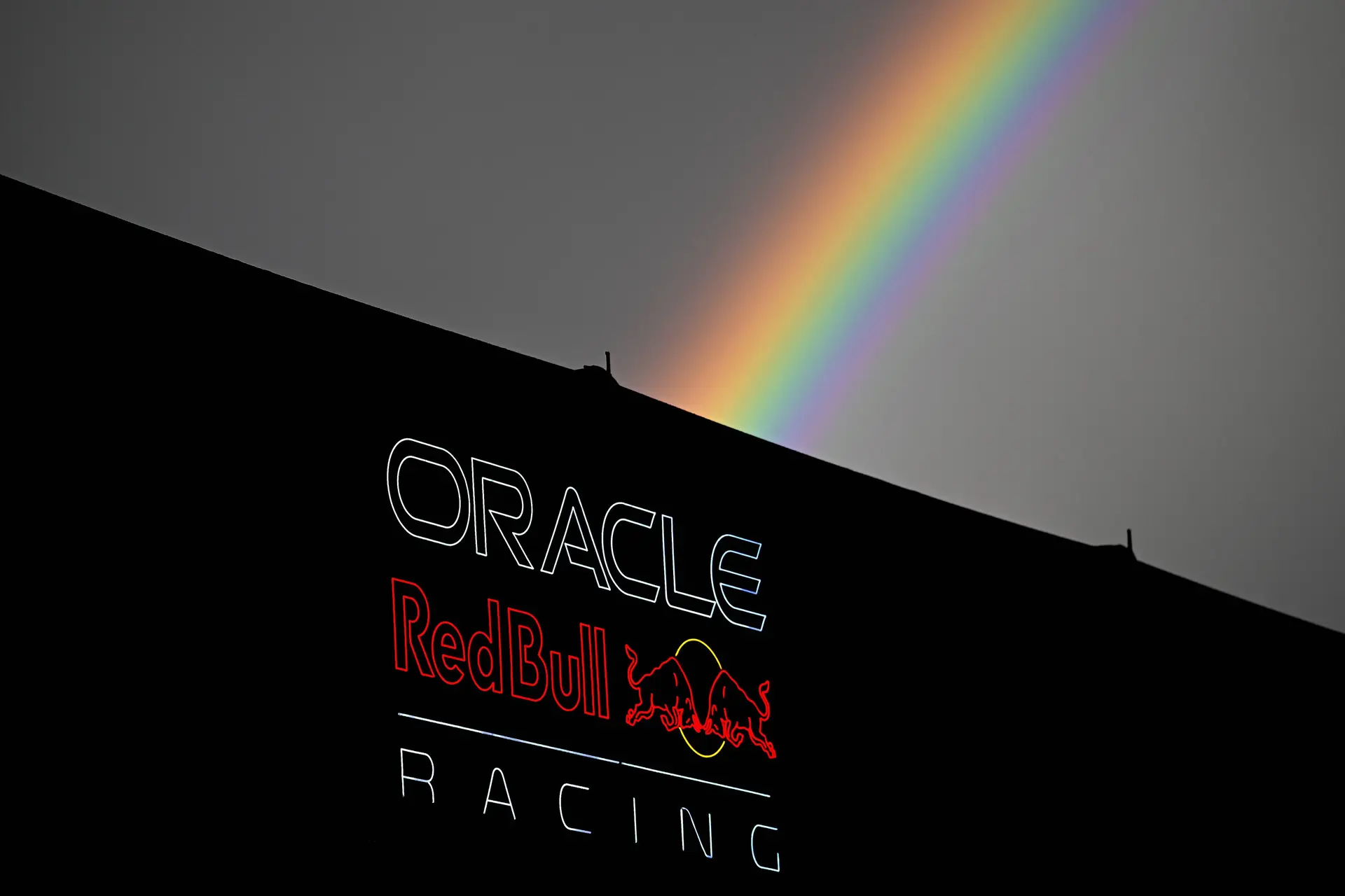 Red Bull doet nieuwe onthulling over Verstappen: 'Twee lekke banden in die ongelooflijke race'