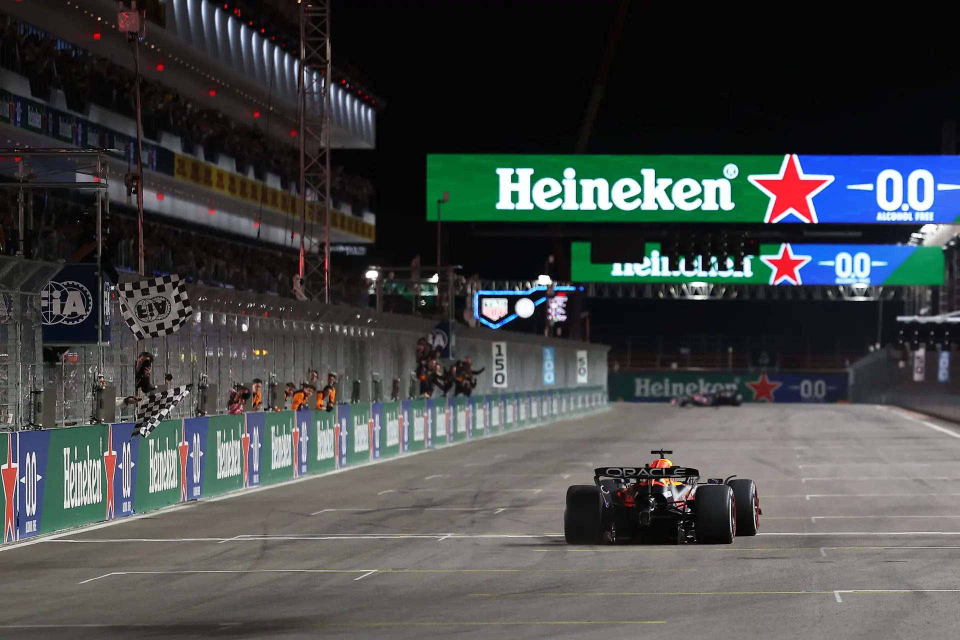 Buitenlandse media zien hoe Verstappen zijn monteurs negeert: 'Maar het maakt wel indruk!'
