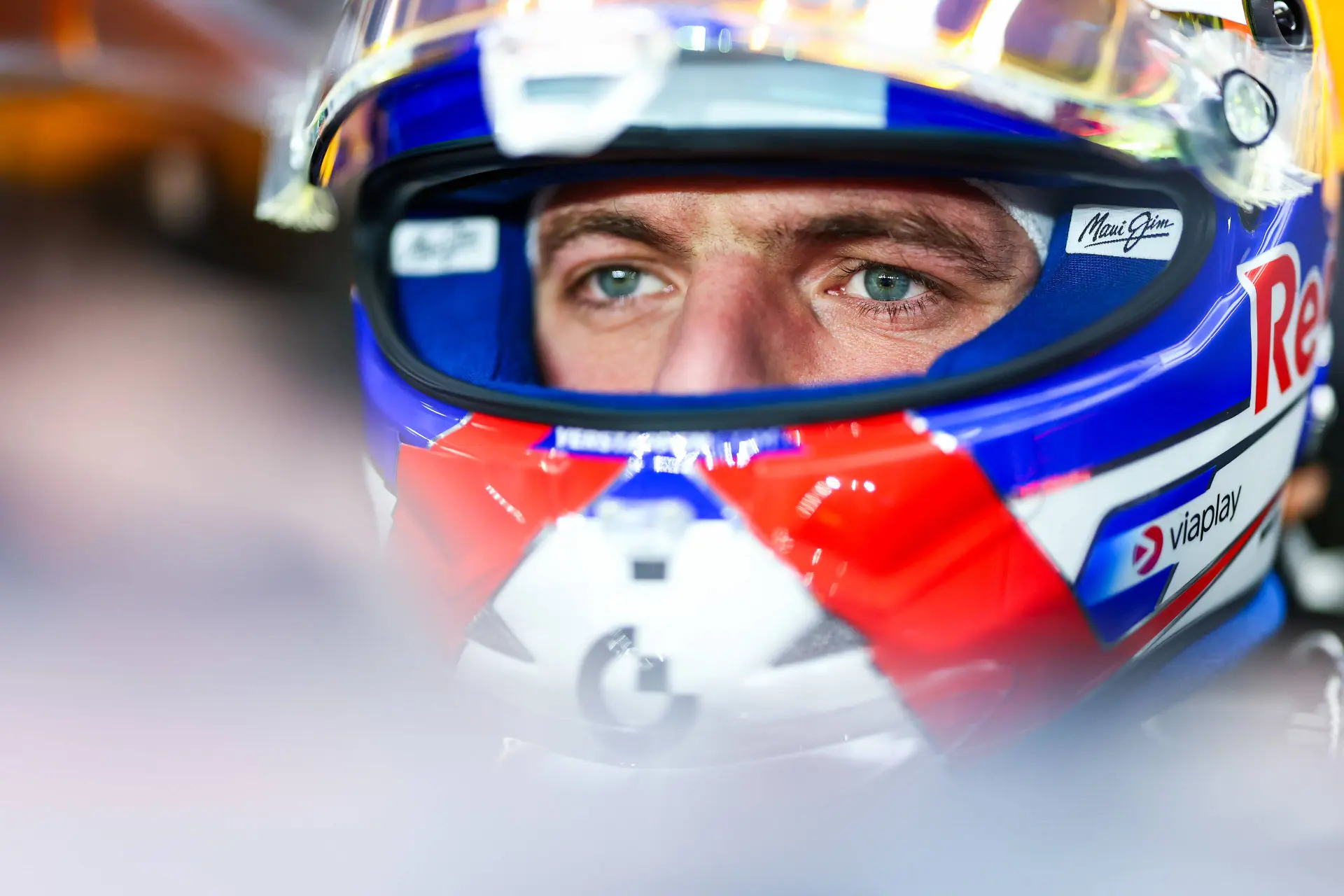 Verstappen heeft weinig hoop: 'Ik moet een bocht afsnijden om de tijden van Piastri te rijden'