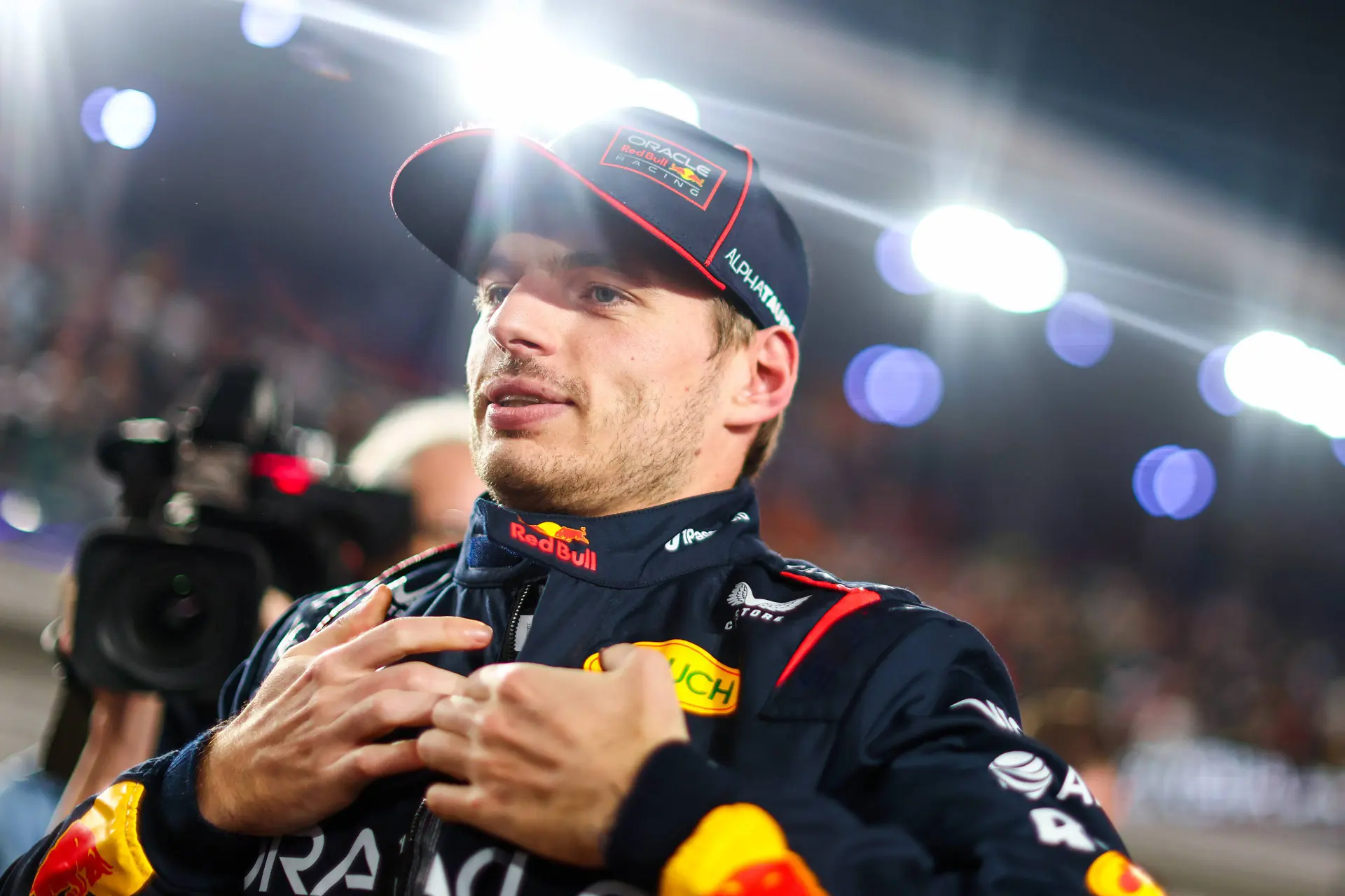 Verstappen slaat toe bij McLaren-blunder, Norris grijpt naast het podium!