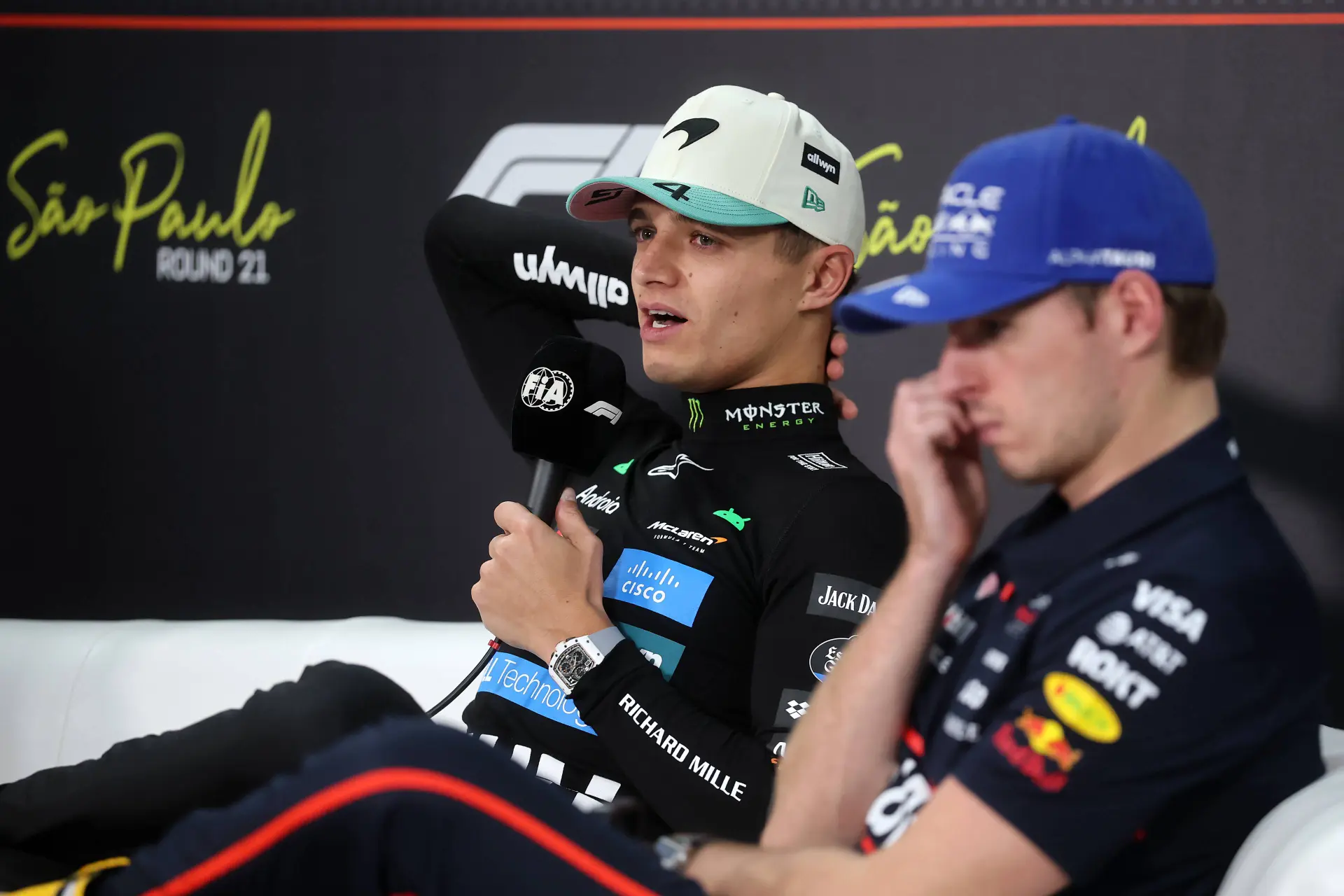 Nieuwe zege van Norris overschaduwd door heldenrit Verstappen: 'Beet van zich af in de persconferentie'