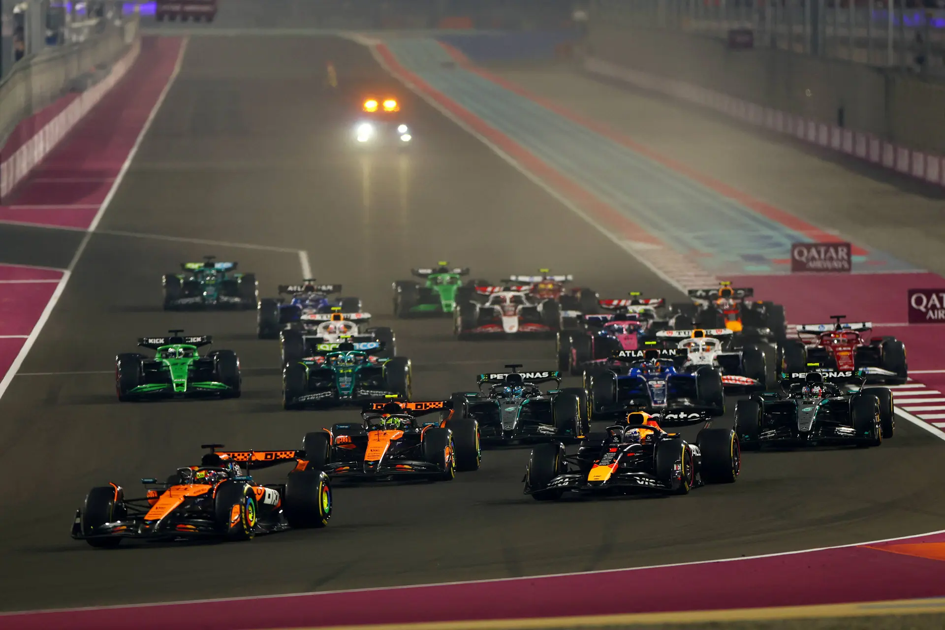 oscar-piastri-mclaren-max-verstappen-red-bull-racing-gp-qatar-2025-zondag-lando-norris-start