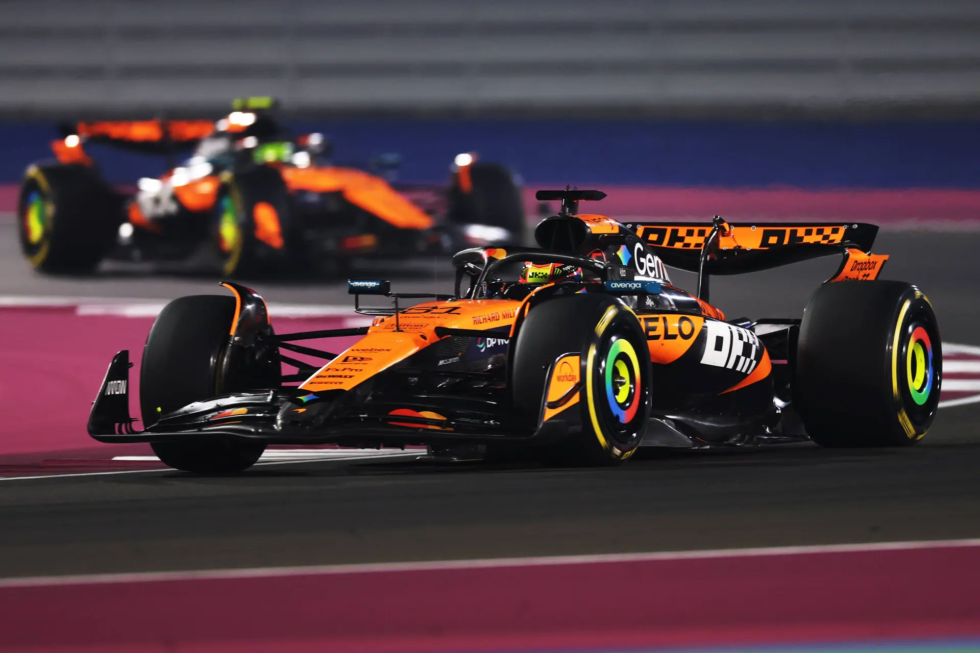 pirelli-lando-norris-oscar-piastri-mclaren-gp-qatar-2025-zondag