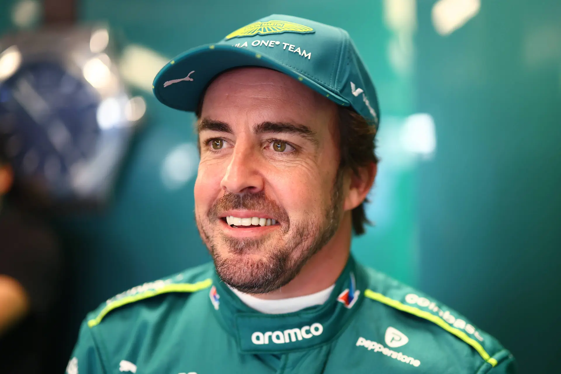 Alonso ziet zijn monteurs ogen richten op één man: 'Iedereen kijkt naar hem'