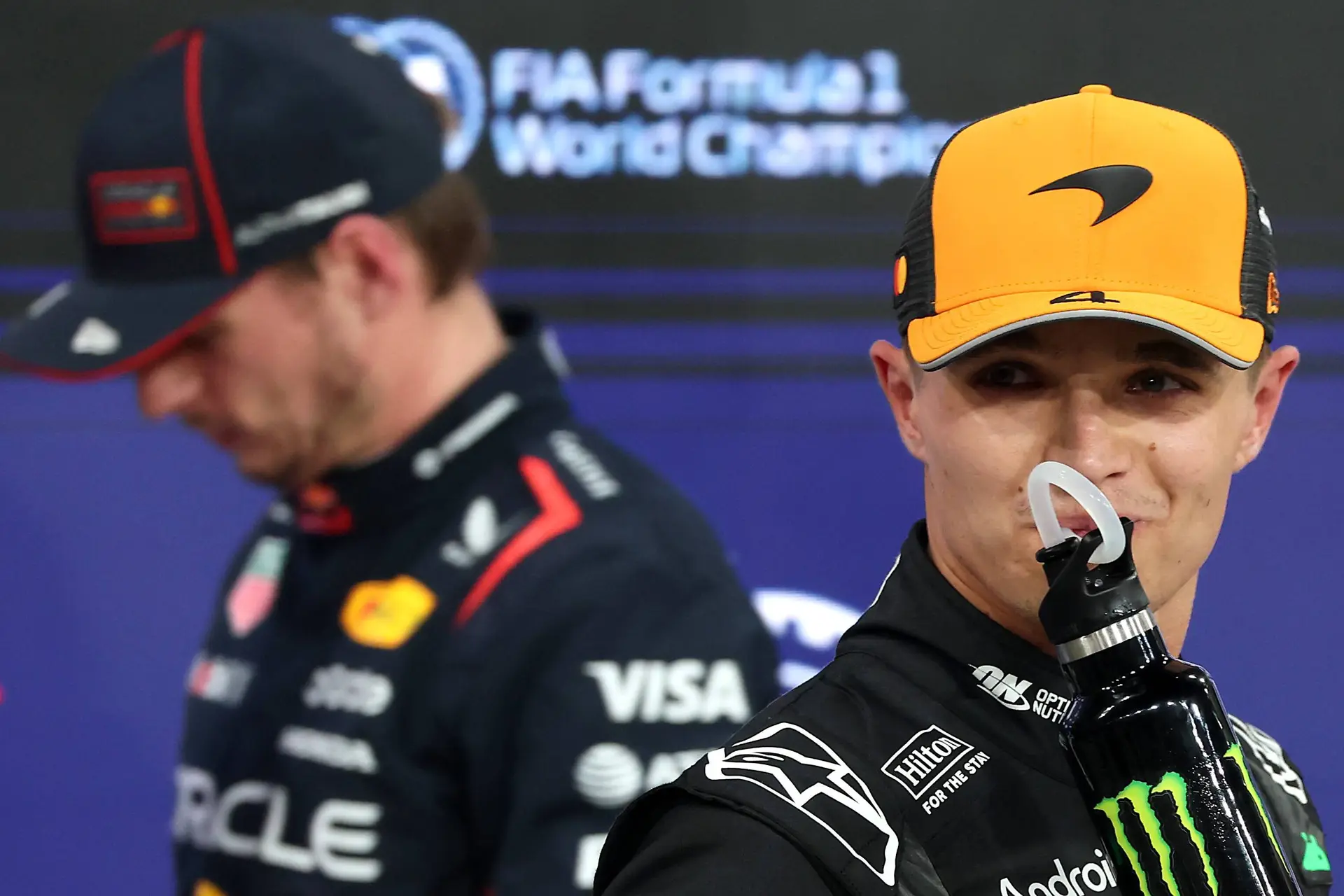 Hughes duidt 'extra complicatie' in strategie: 'McLaren heeft harde banden, Verstappen andere'