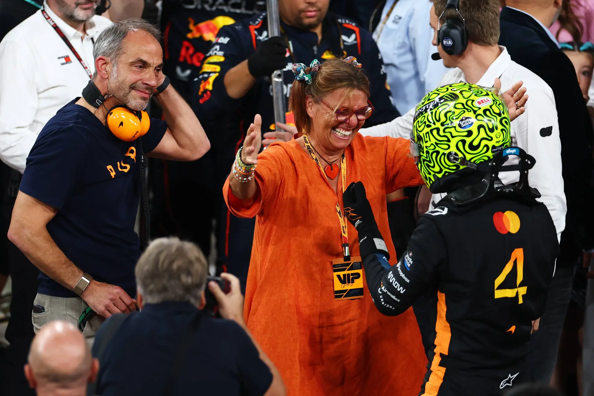 Hamilton prijst Norris na titelwinst: 'Groot-Brittannië blijft maar geweldige coureurs voortbrengen'